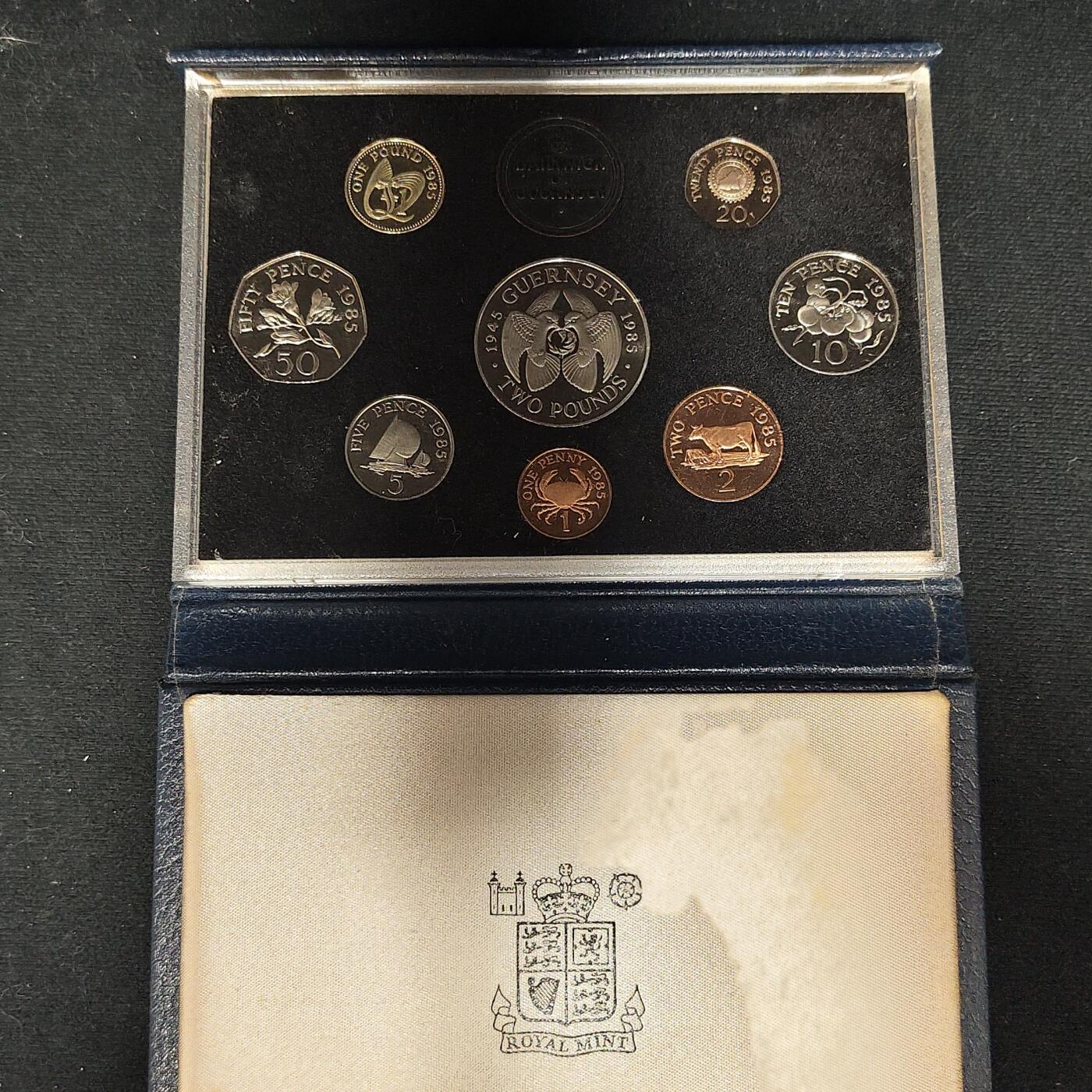 【全场包邮】纯粹捡漏拍485场（免费代拍第22场） 【稀少】根西1985年官方发行英系经典塑盒装精制套币-含2镑解放40周年精制克朗币-量2500-PS10