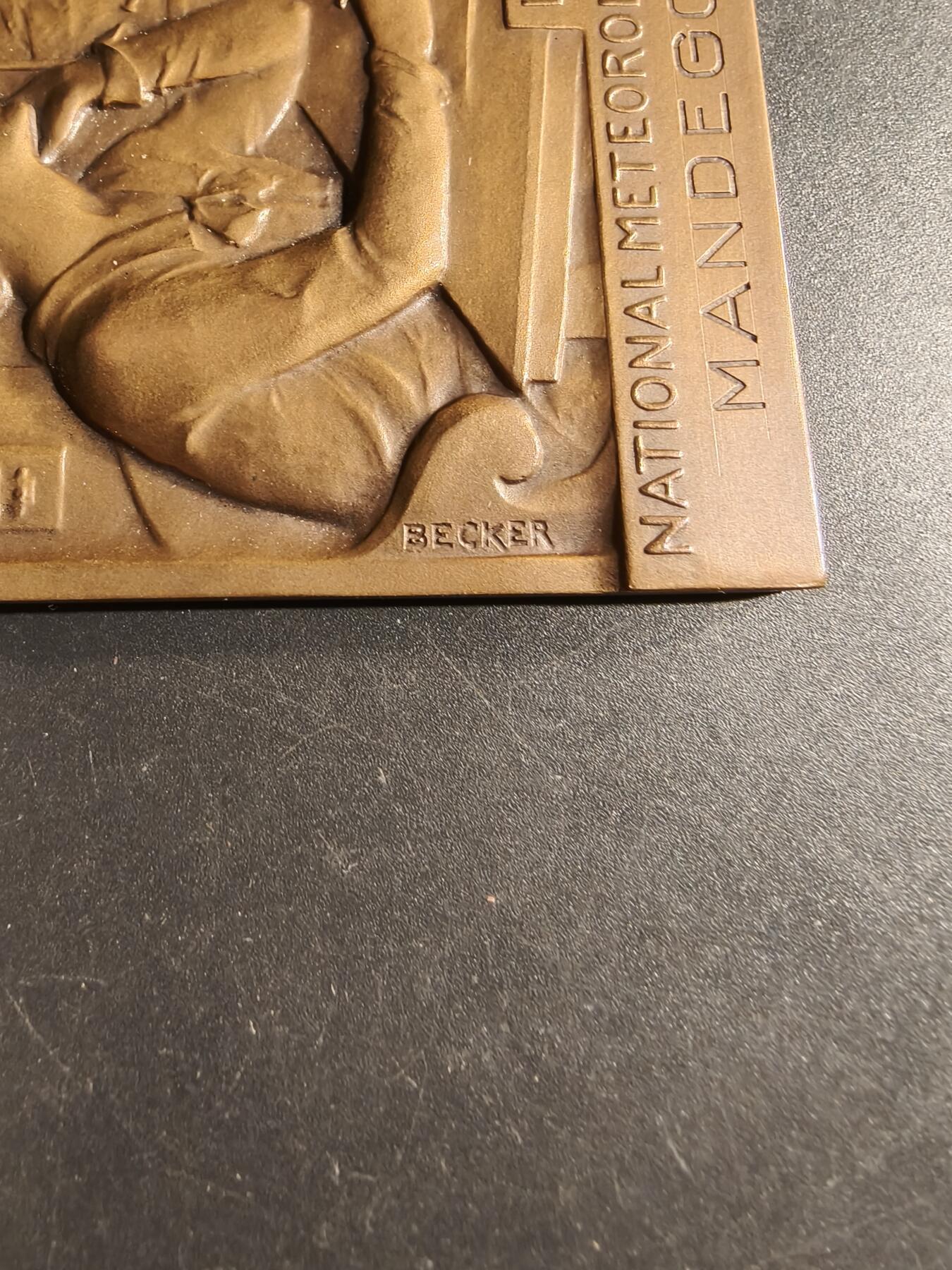 老王徽章第169期 法国国家气象局方形大铜章    原盒     尺寸54×78mm.    重量125.9g