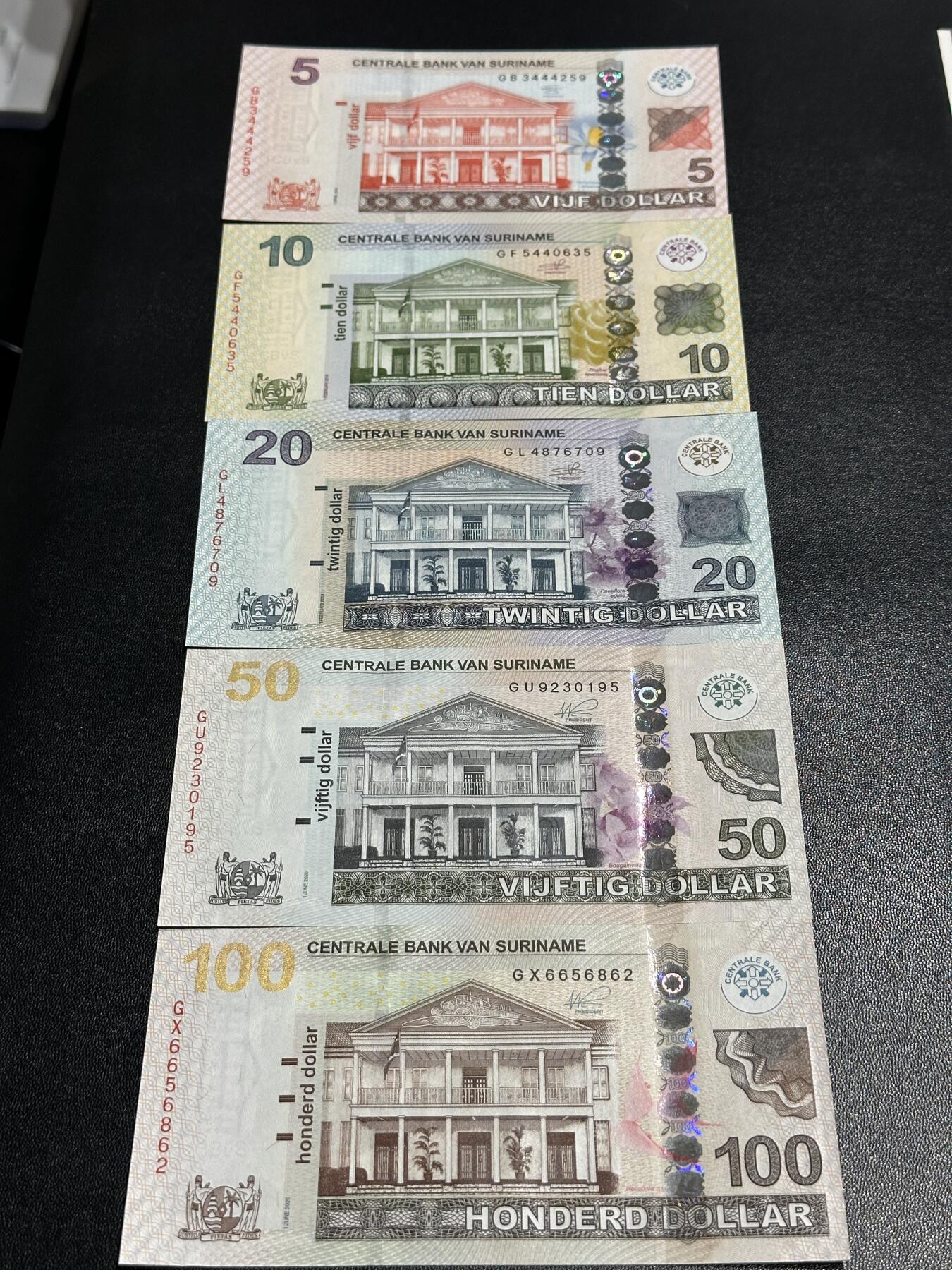 《外钞收藏家》第五百九十三期（精品场）（本平台长期征集拍品、欢迎藏友们联系合作） 苏里南5-100面额 五张一起 全新UNC