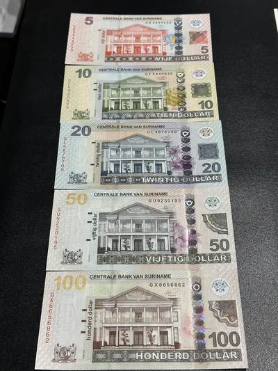 《外钞收藏家》第五百九十三期（精品场）（本平台长期征集拍品、欢迎藏友们联系合作） - 苏里南5-100面额 五张一起 全新UNC
