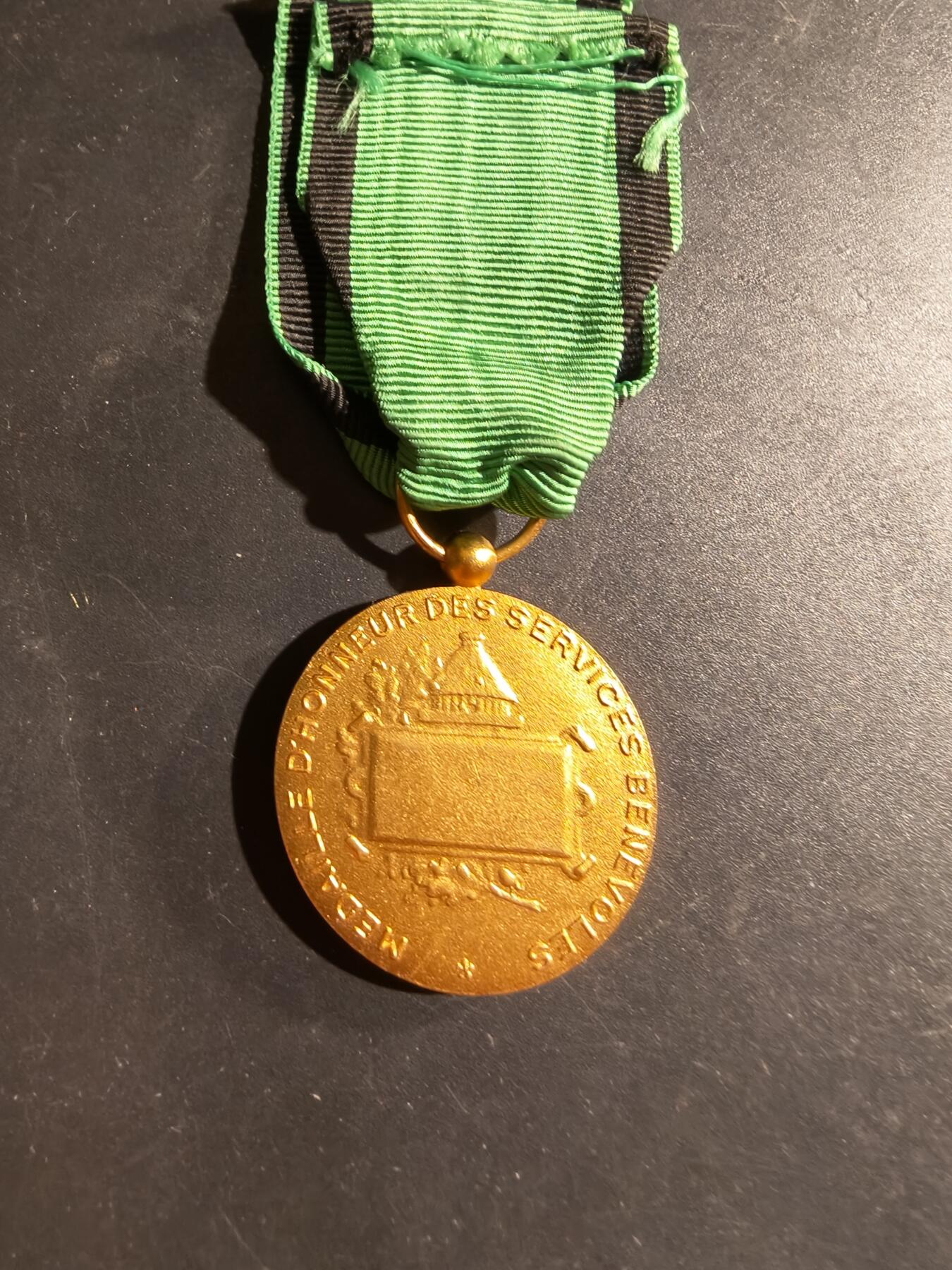 老王徽章第169期 法国金级志愿服务荣誉奖章     旨在鼓励、表彰在志愿和公民活动中为社区和公民做出杰出贡献的人士。