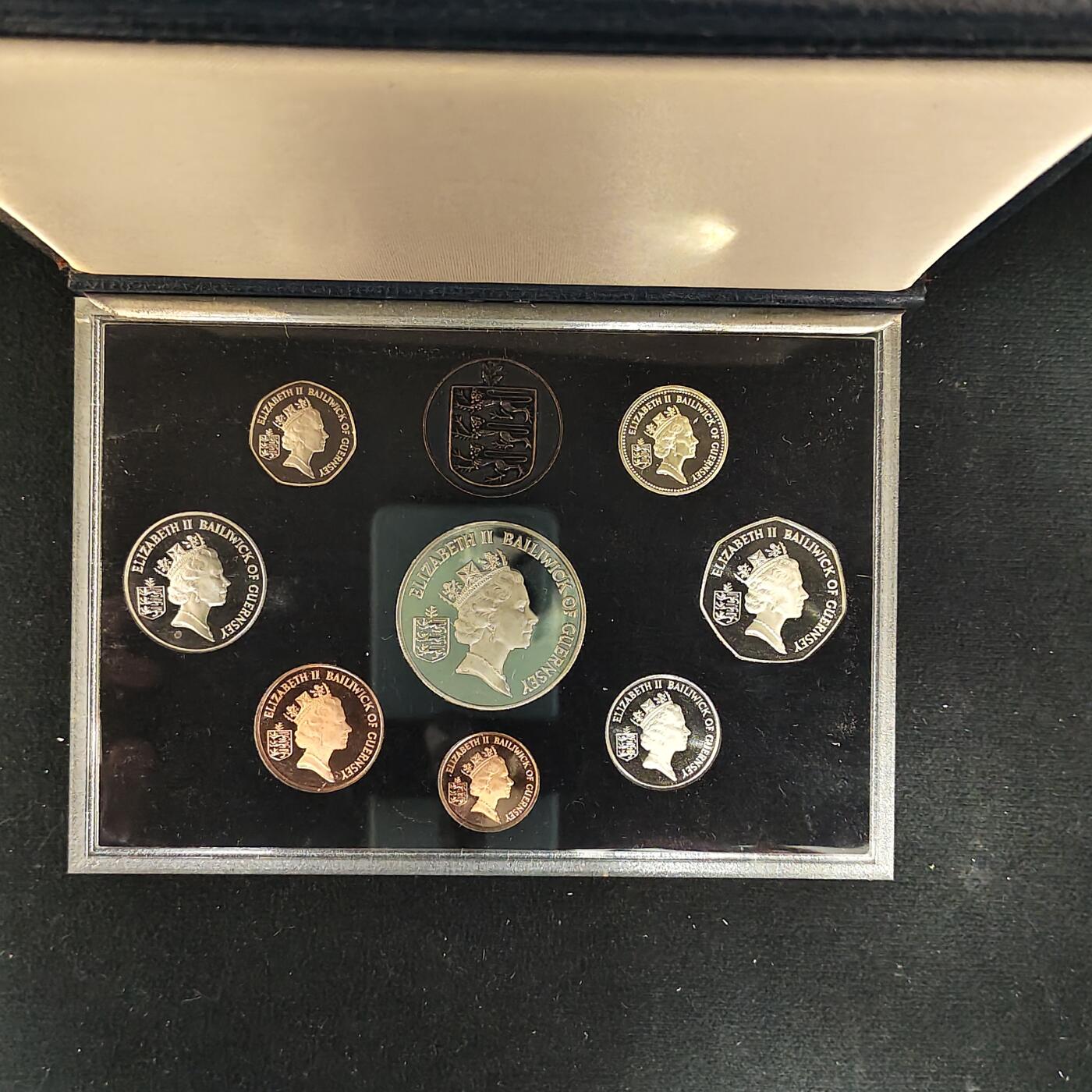 【全场包邮】纯粹捡漏拍485场（免费代拍第22场） 【稀少】根西1985年官方发行英系经典塑盒装精制套币-含2镑解放40周年精制克朗币-量2500-PS10