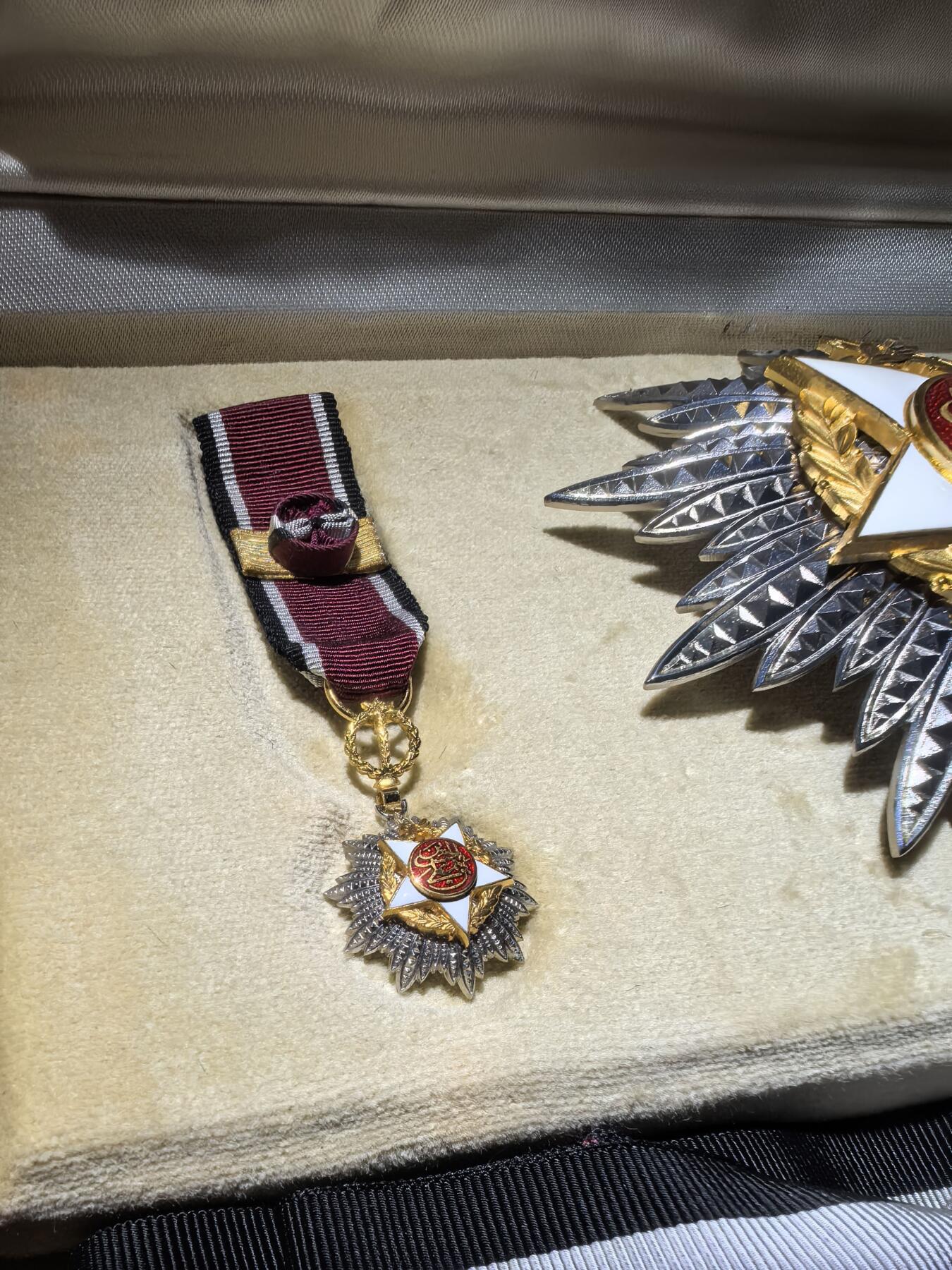 盛世勋华——号角文化勋章邮票专场拍卖第293期 约旦王国大十字级独立勋章 银制 带原盒 少见 带瑞士Huguenin厂标 eMedals类似售价950美元参见图11