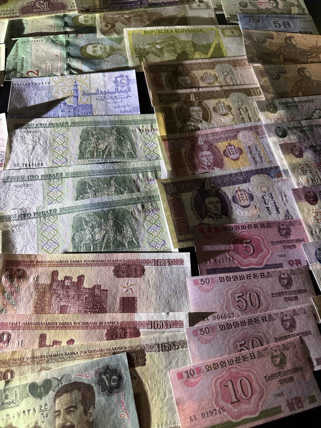 《外钞收藏家》第五百九十三期（精品场）（本平台长期征集拍品、欢迎藏友们联系合作） 几十张杂项纸币一起 基本都是全新 个别有瑕疵