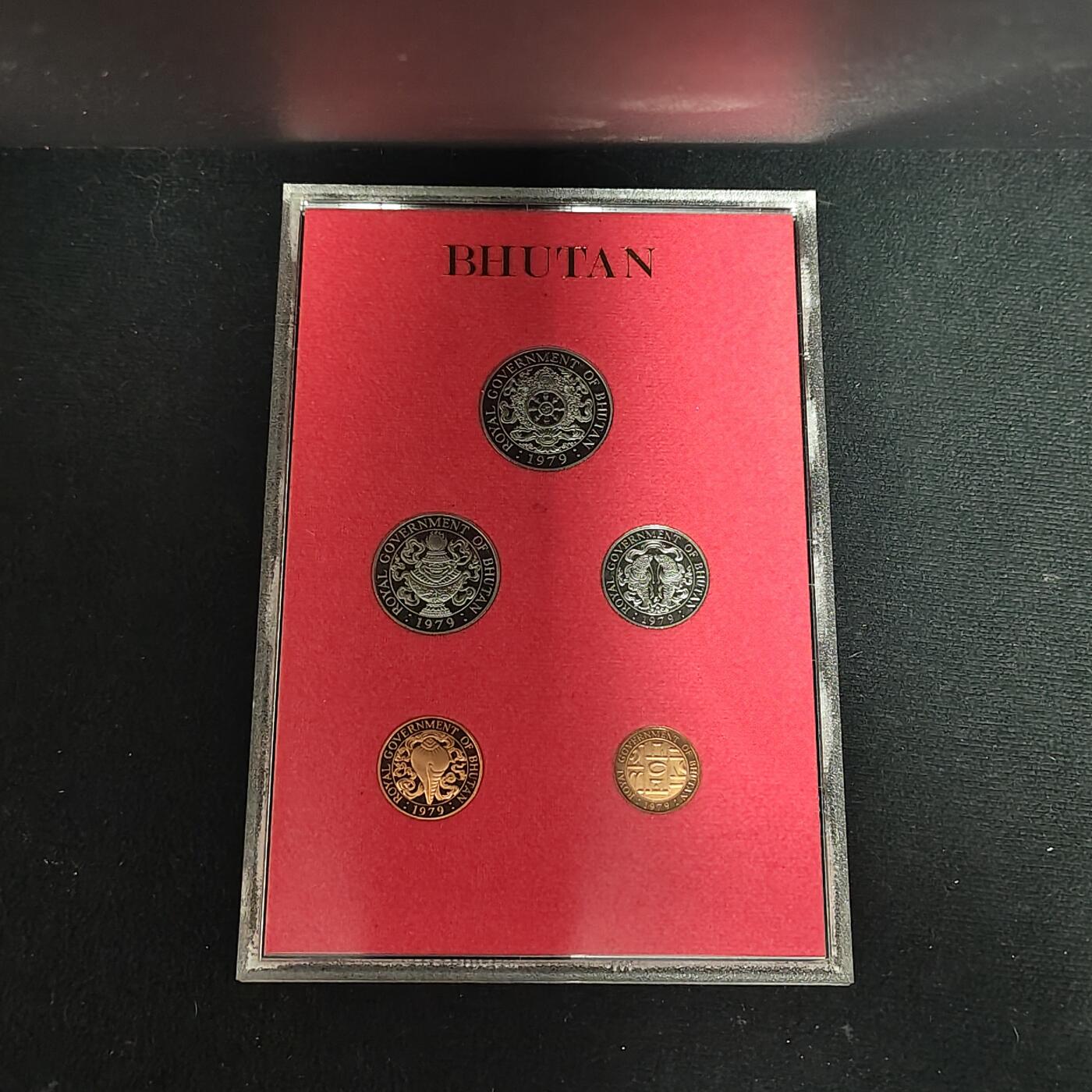 【全场包邮】纯粹捡漏拍485场（免费代拍第22场） 不丹1979年官方发行皇家厂经典信封装精制套币-PS6