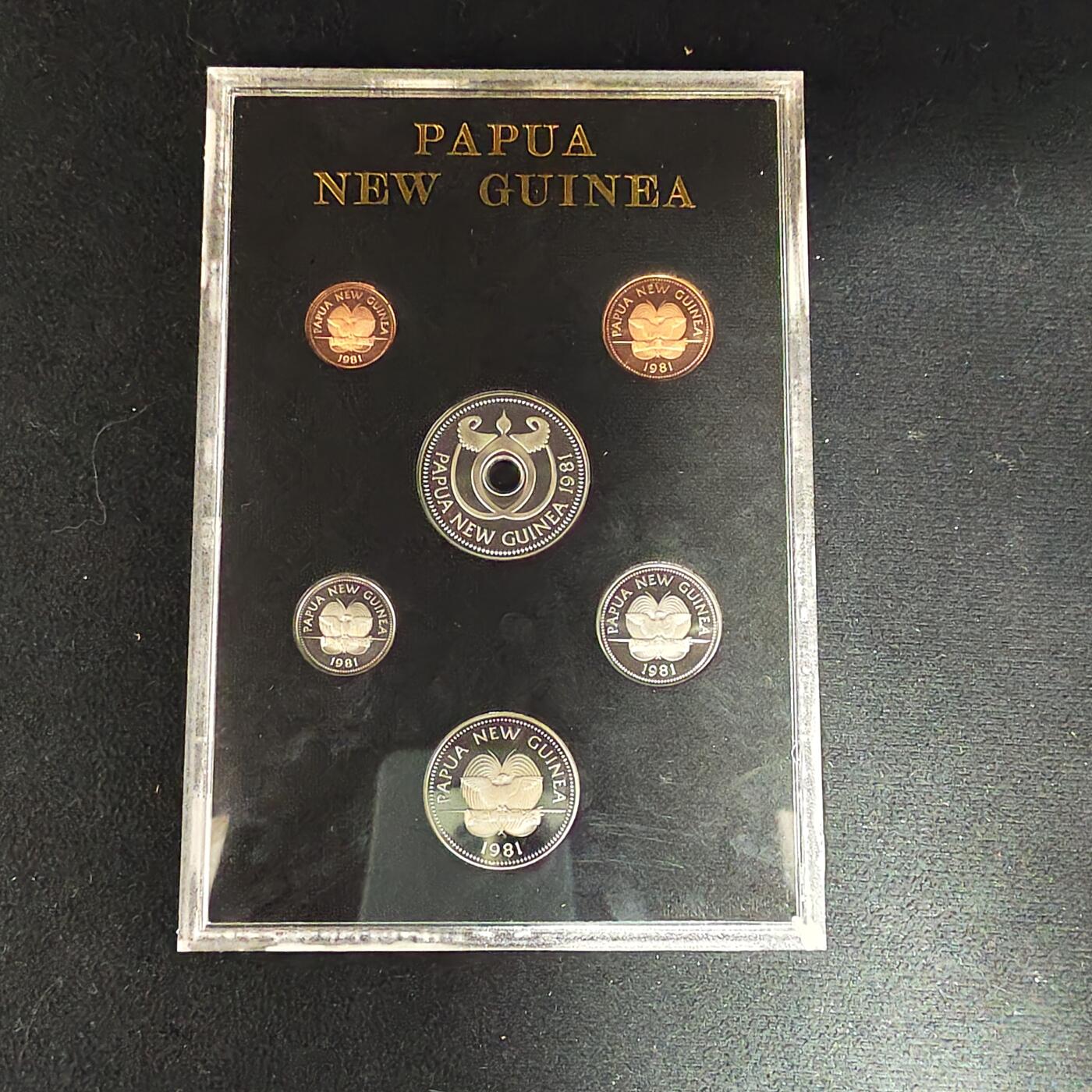 【全场包邮】纯粹捡漏拍485场（免费代拍第22场） 巴布亚新几内亚1981年官方发行皇家厂经典信封装精制套币-盒证全-PS7