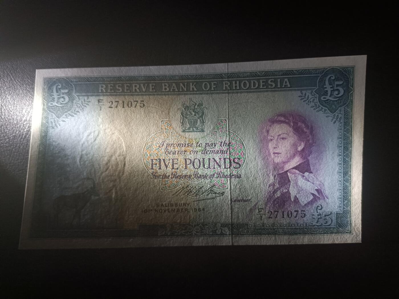 2025十二月第三期，总208期 罗得西亚（现津巴布韦）1964年5镑UNC-当年份首冠F/1，戎装女王和大津巴布韦遗址，早期少见的镑系统时期发行