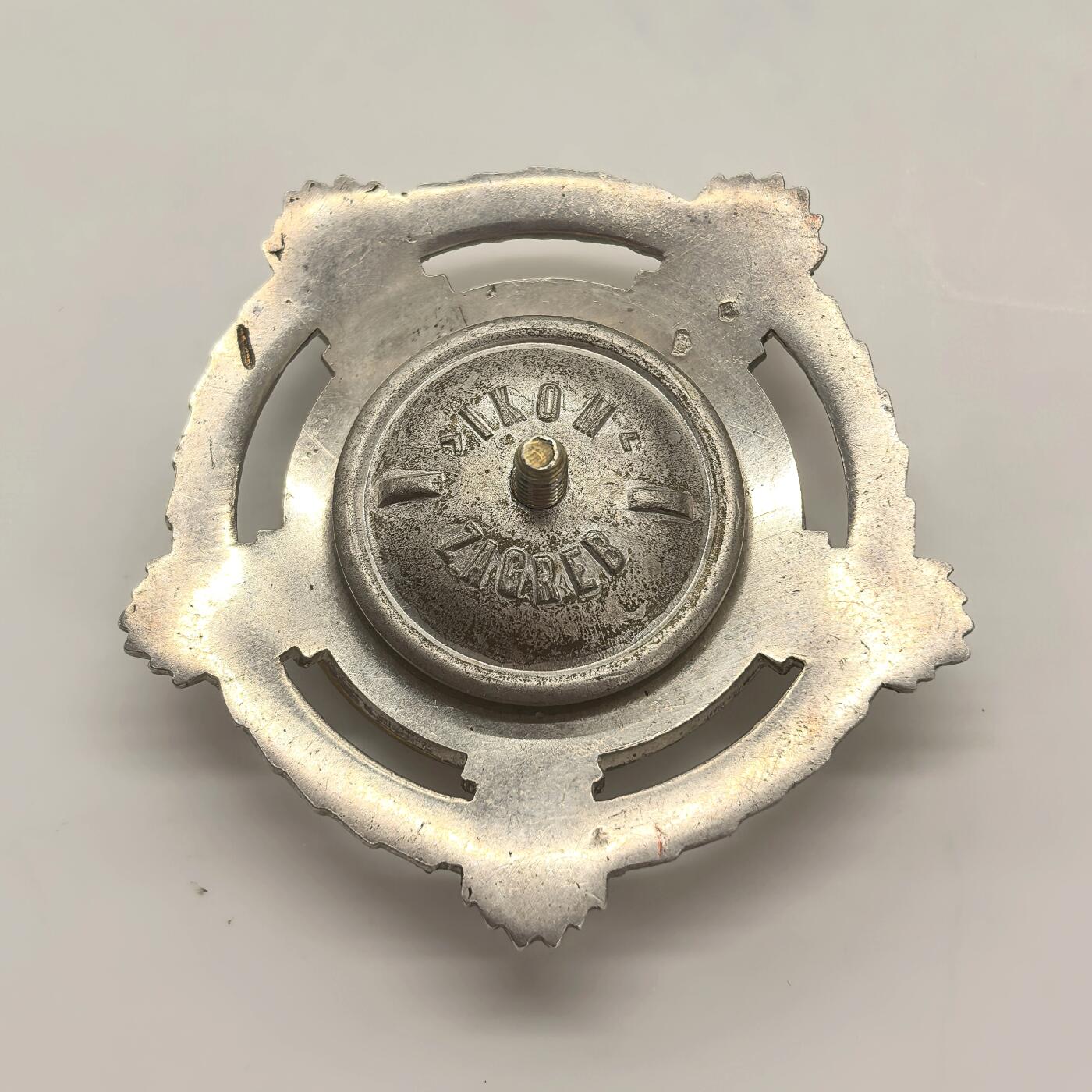 博洋堂世界钱币拍卖第151期（全场包邮） 南斯拉夫二级团结友谊勋章，五火炬版。全银打制，一个纯心大坨子，全重50.0克，珐琅局部镀金，做工精美繁复，前苏联莫斯科造币厂代工，几乎没有使用痕迹，带手刻编号，分量十足，非常压手