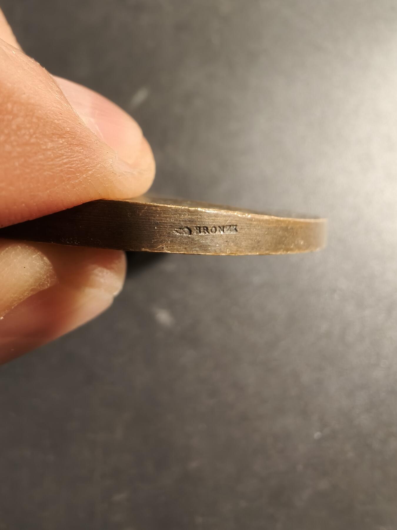 老王徽章第169期 法国国家教育委员会大铜章     花环玛丽安娜     直径50mm.    重量60.8g