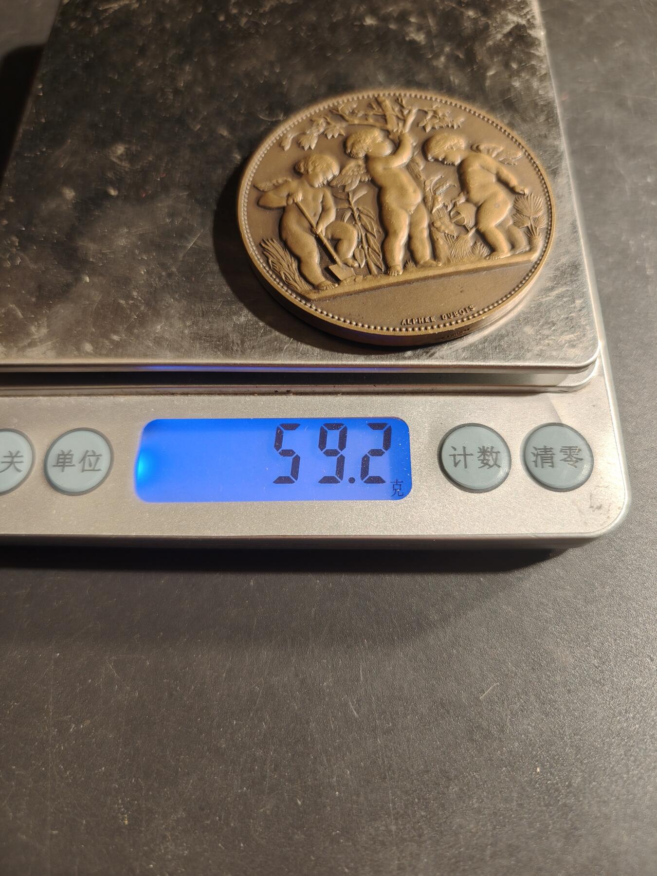 老王徽章第169期 法国1938年蓬托-孔博园艺博览会大铜章     园艺小天使    原盒    大师杜布瓦名作     直径50mm.    重量59.2g 