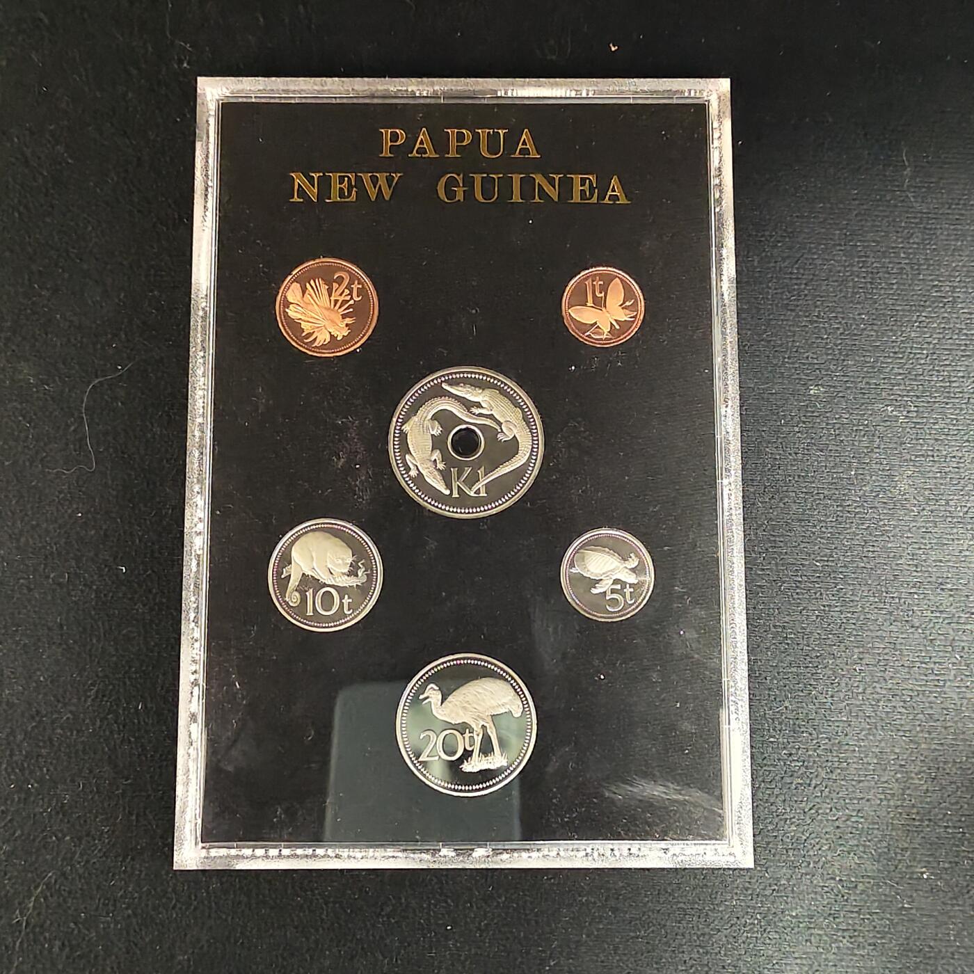 【全场包邮】纯粹捡漏拍485场（免费代拍第22场） 巴布亚新几内亚1981年官方发行皇家厂经典信封装精制套币-盒证全-PS7