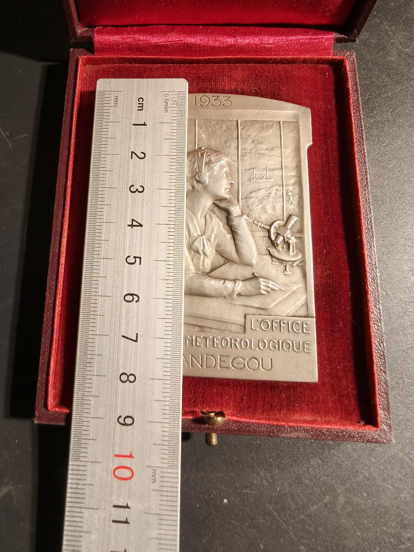 老王徽章第169期 法国气象局单面方形镀银大铜章     原盒     背面沾在了盒子里    尺寸56×79mm