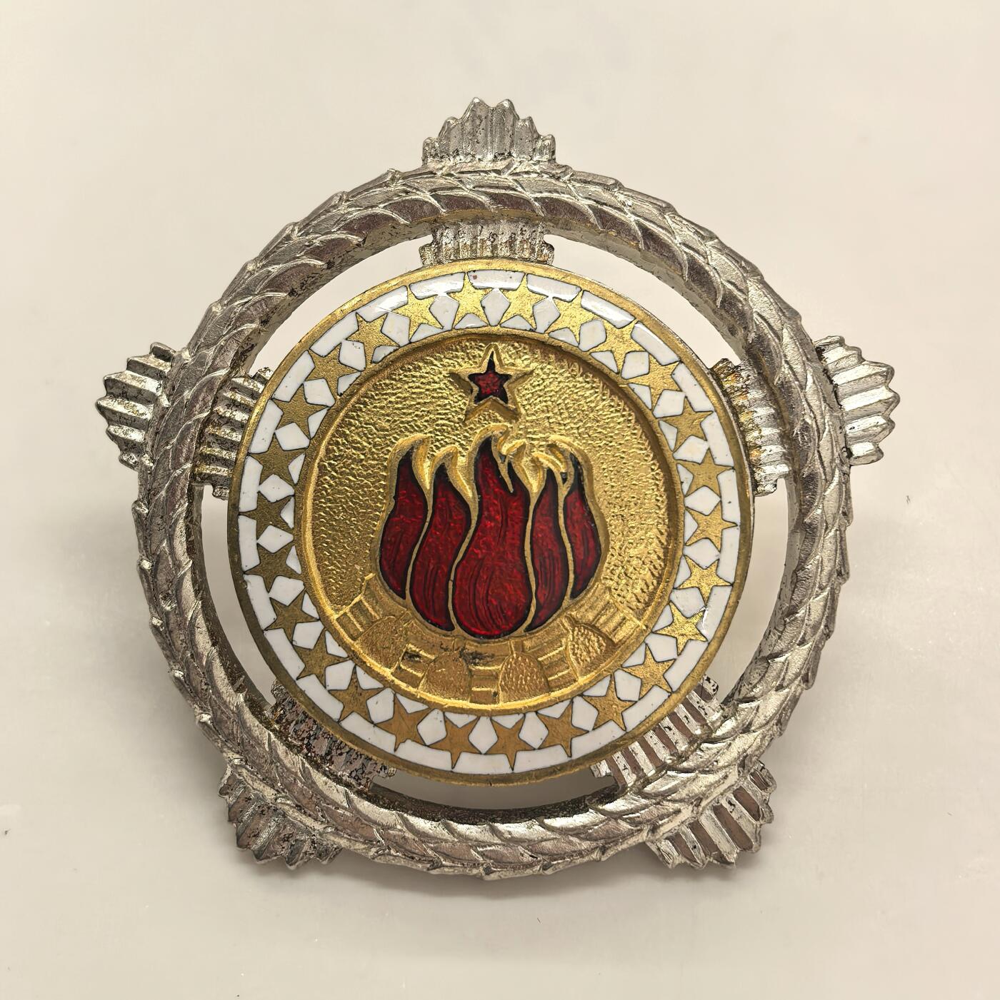 博洋堂世界钱币拍卖第151期（全场包邮） 南斯拉夫二级团结友谊勋章，五火炬版。全银打制，一个纯心大坨子，全重50.0克，珐琅局部镀金，做工精美繁复，前苏联莫斯科造币厂代工，几乎没有使用痕迹，带手刻编号，分量十足，非常压手