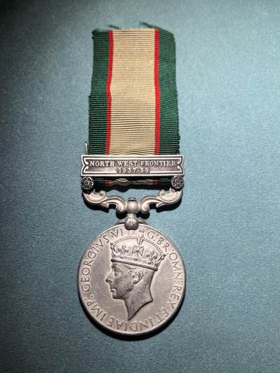 盛世勋华——号角文化勋章邮票专场拍卖第293期 - 英国乔治六世版印度服役奖章 银制 带刻名 带西北前线1937-39 勋条 授予这一时间在英属印度服役的军人