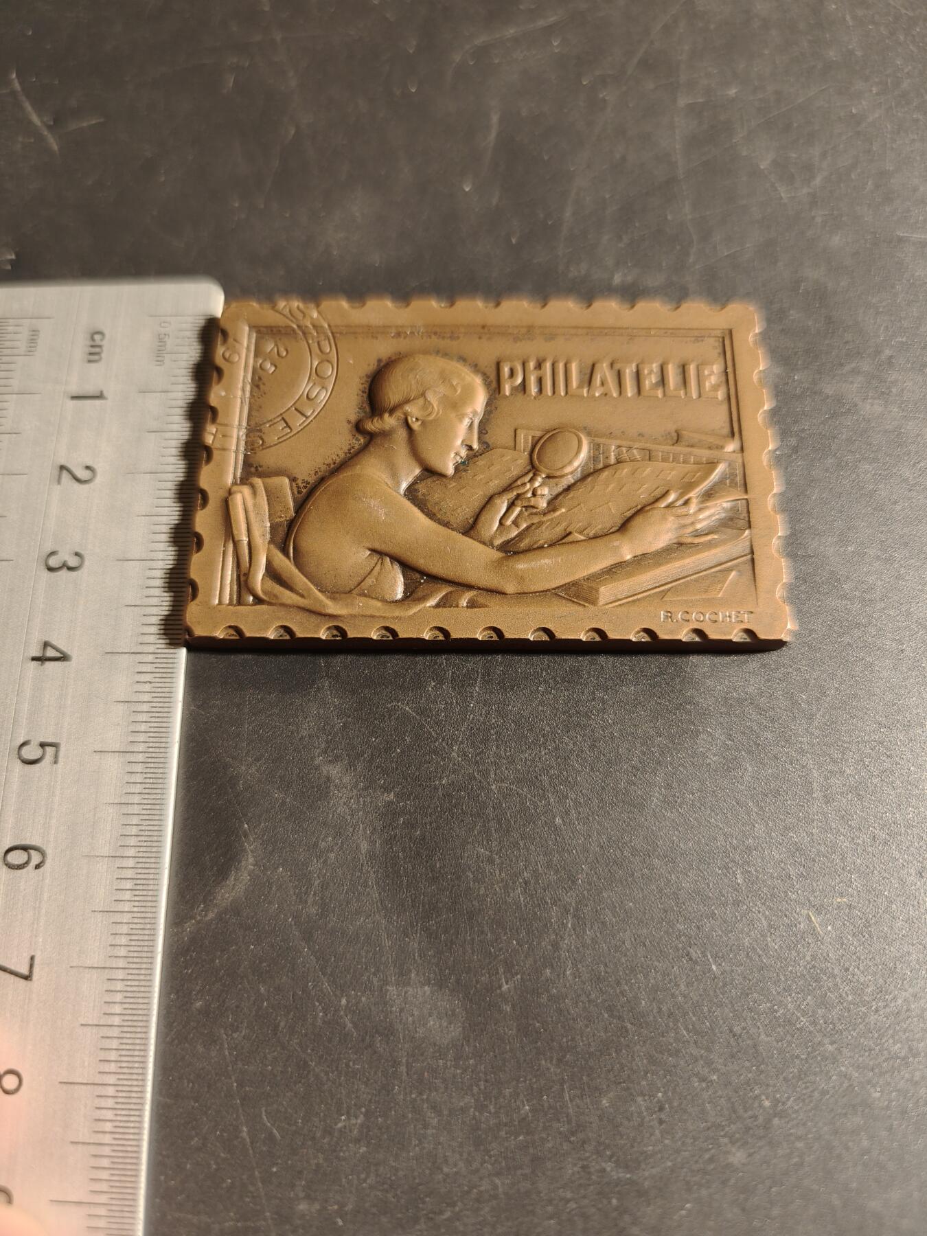 老王徽章第169期 法国集邮协会方形大铜章    尺寸60×40mm.    重量73.6g