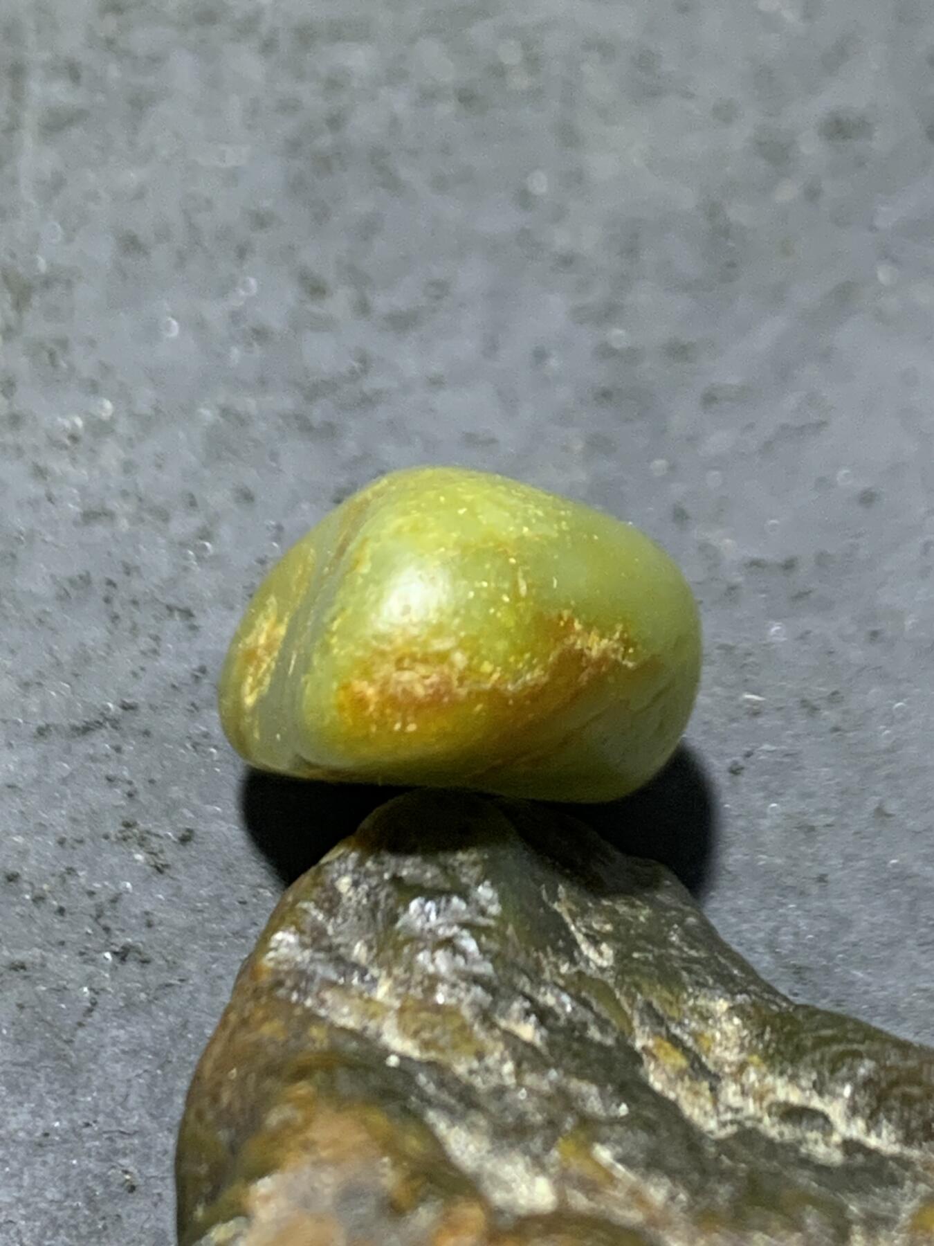 精美洒金皮和田玉青玉小独籽原石一颗