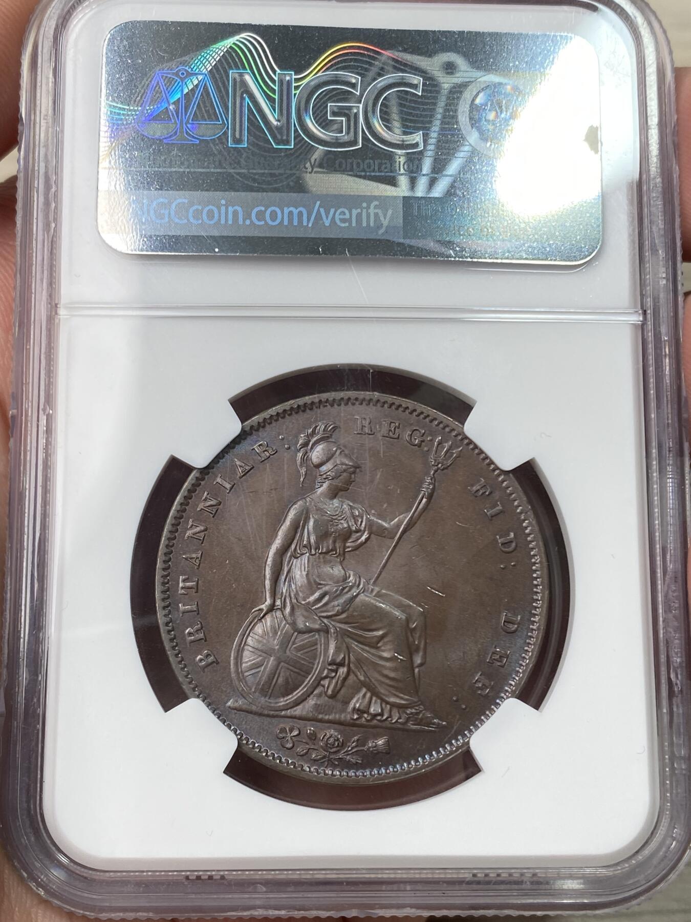 万国钱币拍卖第057期（万国冬季大拍） NGC MS64 1848/7年英国维多利亚便士，人见人爱的小维便士，早期用料很足，又大又厚，原铜色非常舒服。高分顶级状态，大颗巧克力 双面紫罗兰火焰彩，实物极美。稀有的骑字版，市面很难见到。63分克劳斯目录很久之前的参考价就是950美金，英系价格已经上了一个台阶。热门收藏潜力股，年轻可爱辫子头小维。