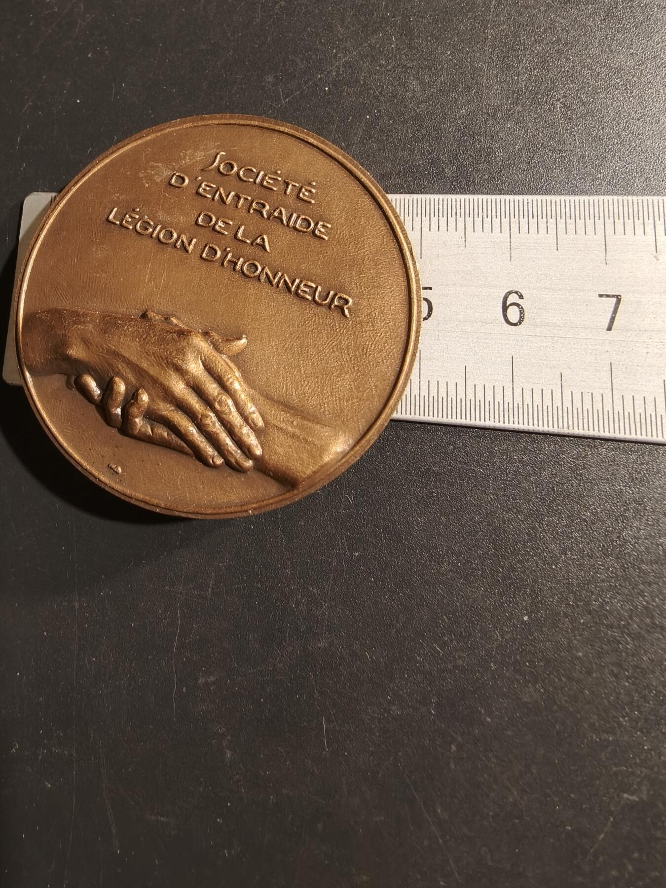 老王徽章第169期 法国荣誉军团勋章获得者互助协会50周年大铜章     高浮雕    直径50mm.    重量84.8g