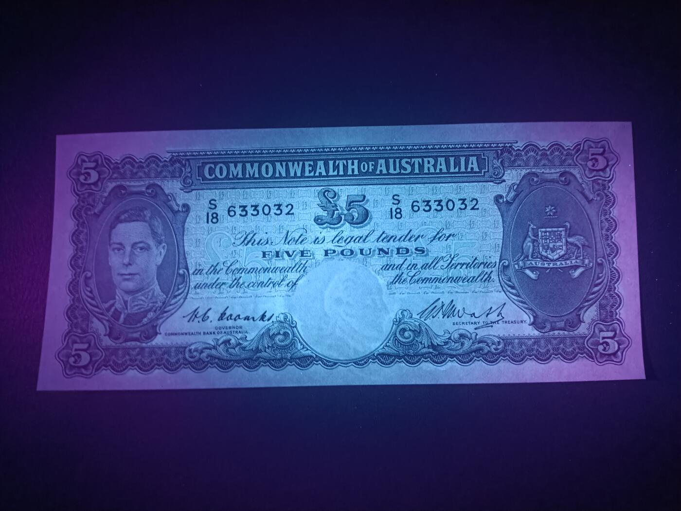 2025十二月第三期，总208期 澳大利亚1949年5镑UNC，稀有的“澳大利亚联邦”抬头品种，乔治六世国王和力工扛大包浮雕