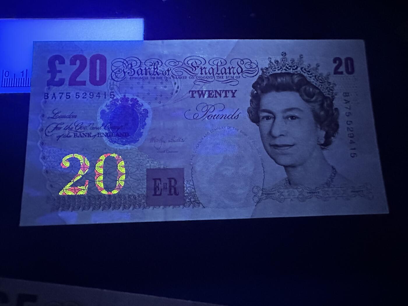 《外钞收藏家》第五百九十三期（精品场）（本平台长期征集拍品、欢迎藏友们联系合作） 英国E序列再版5 全新轻微潮和20镑UNC-