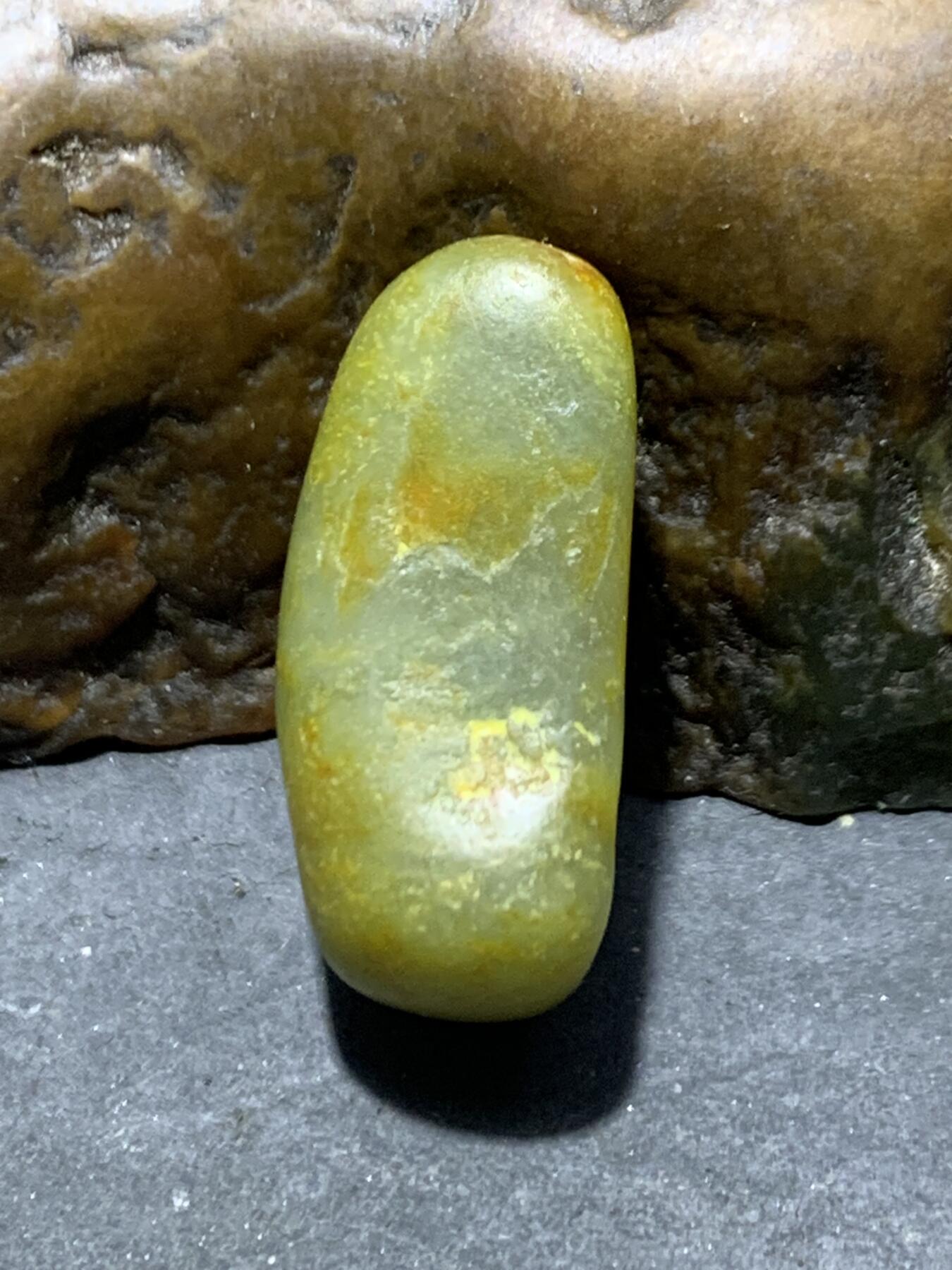 精美洒金皮和田玉青玉小独籽原石一颗