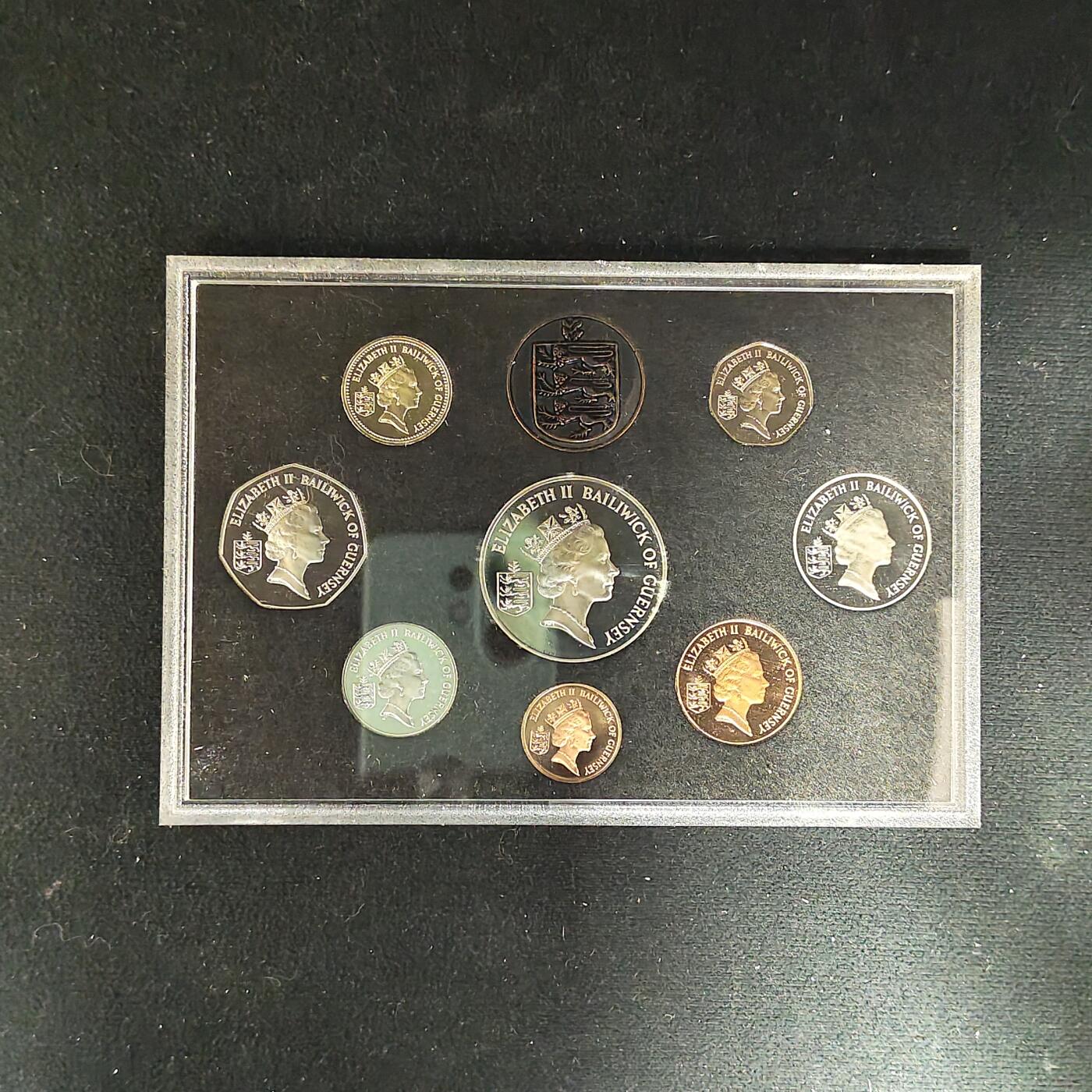 【全场包邮】纯粹捡漏拍485场（免费代拍第22场） 【稀少】根西1986年官方发行英系经典塑盒装精制套币-含2镑爱丁堡英联邦运动会精制克朗币-量2500-PS11