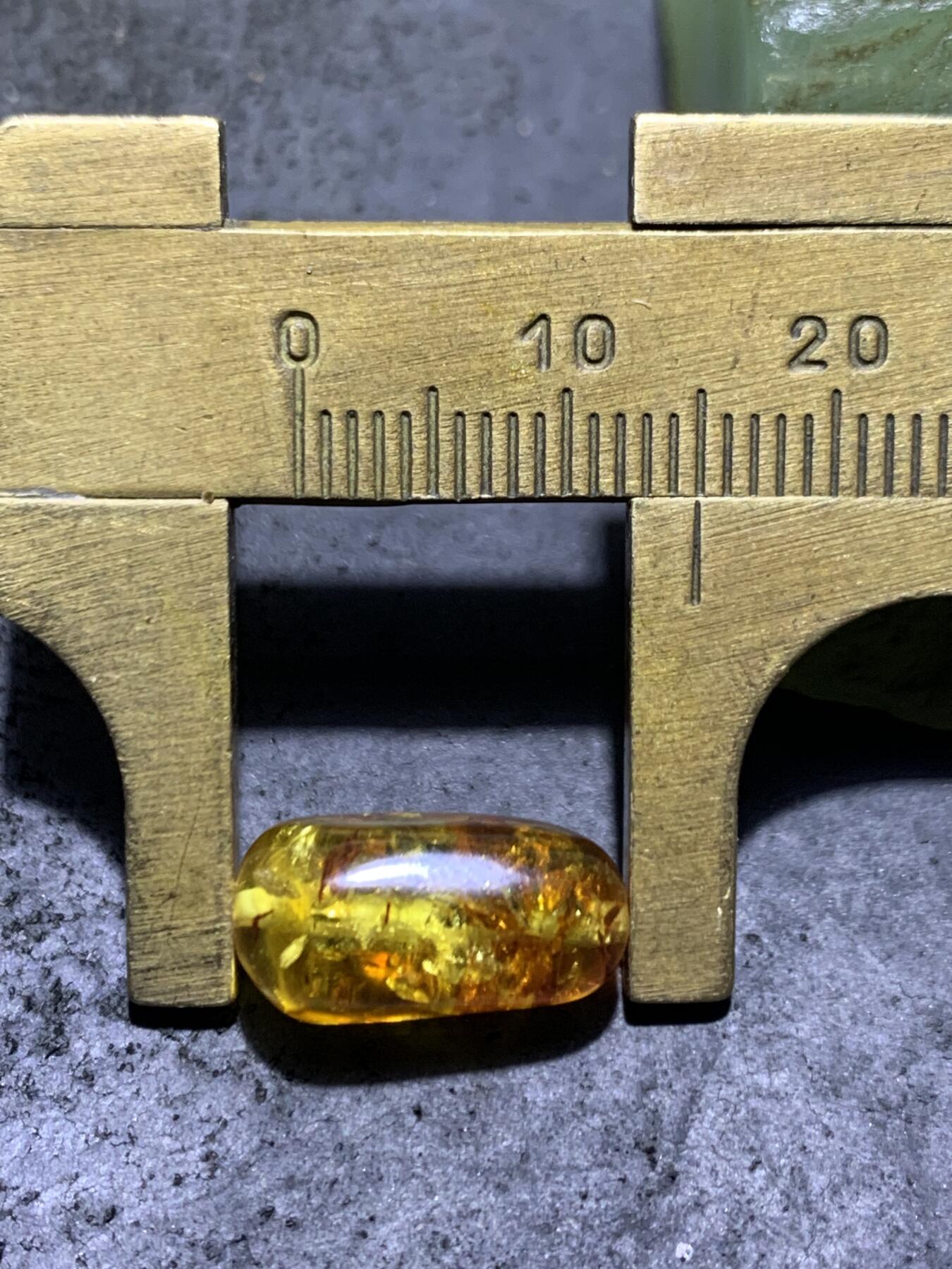 乌克兰花珀随形珠一个