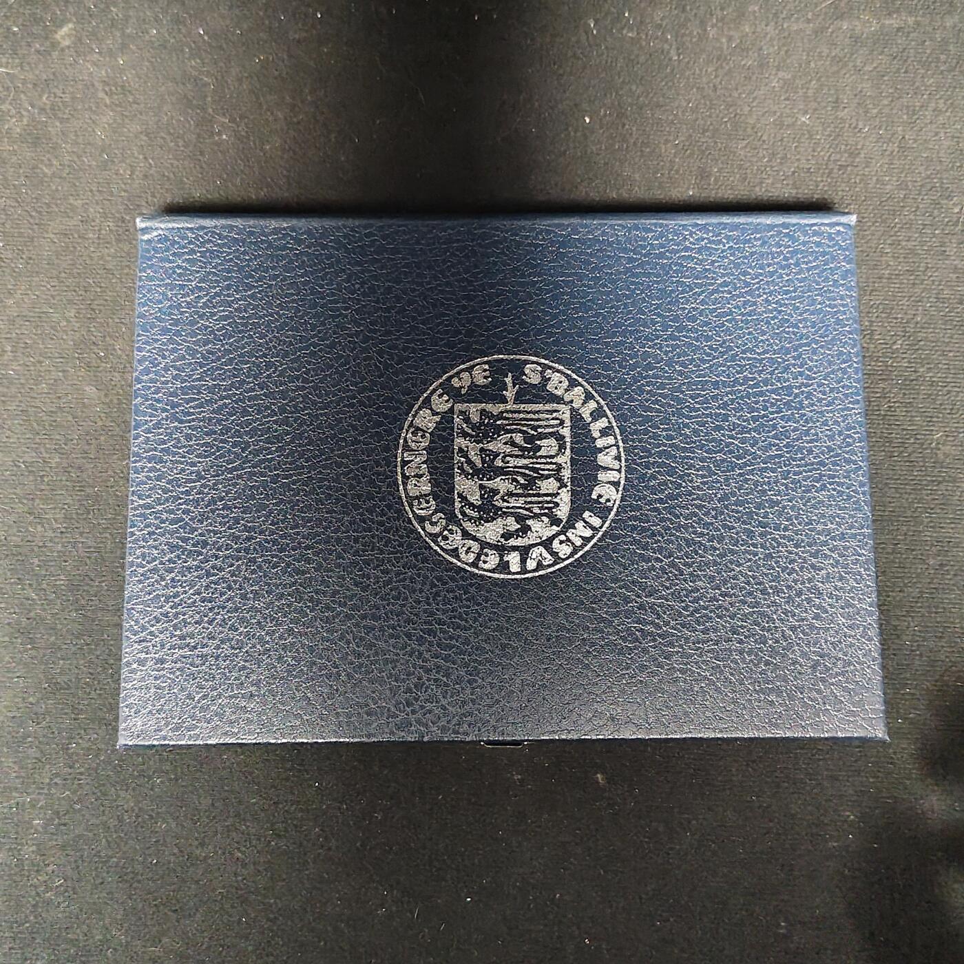 【全场包邮】纯粹捡漏拍485场（免费代拍第22场） 【稀少】根西1987年官方发行英系经典塑盒装精制套币-含2镑诺曼公爵威廉一世逝世900周年精制克朗币-盒证全-量2500-PS12