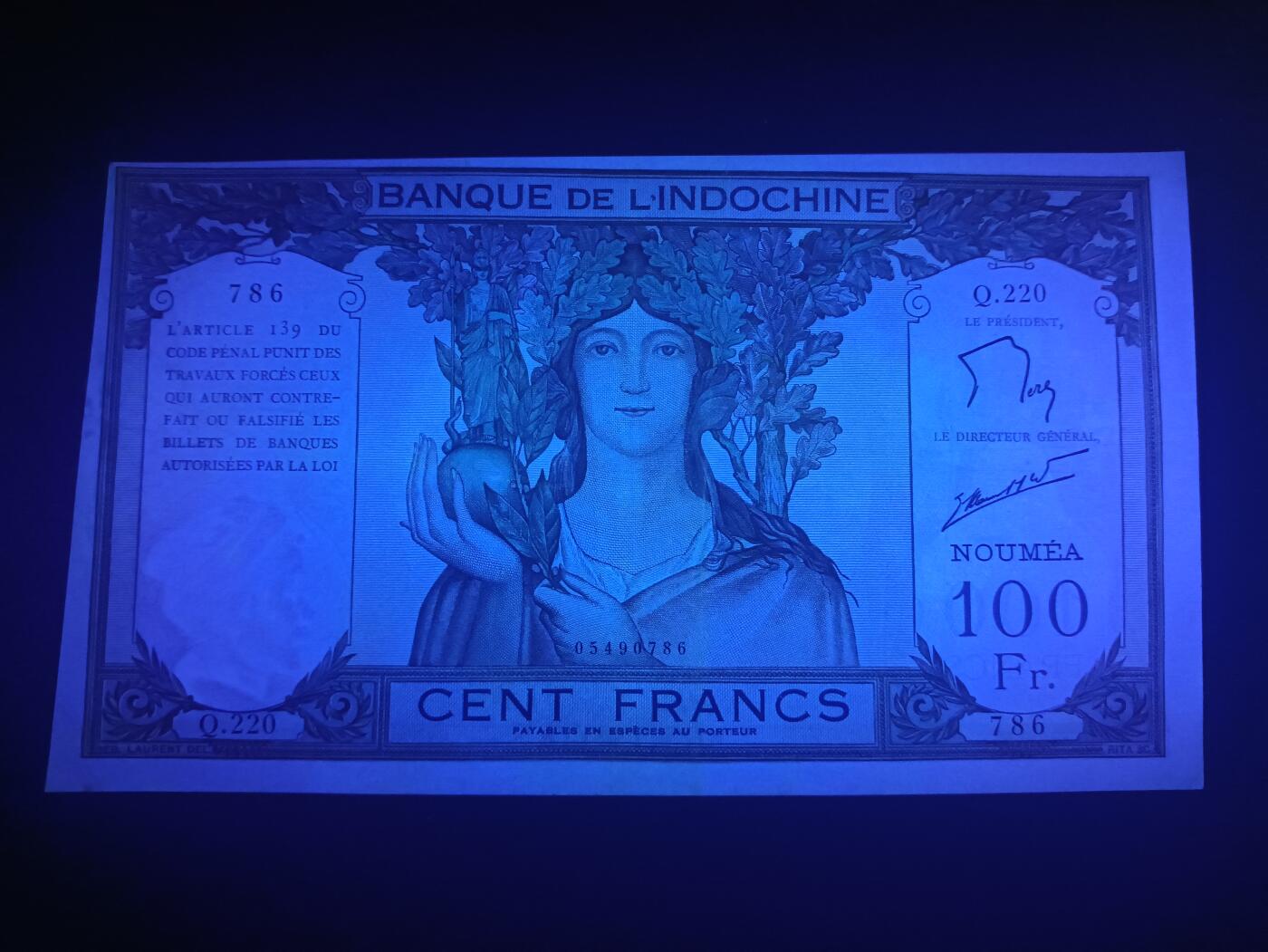 2025十二月第三期，总208期 法属太平洋-新喀里多尼亚1953版100法郎AUNC边不齐，加盖首府努美阿地名，法国人格化象征玛丽安娜和四面佛塔