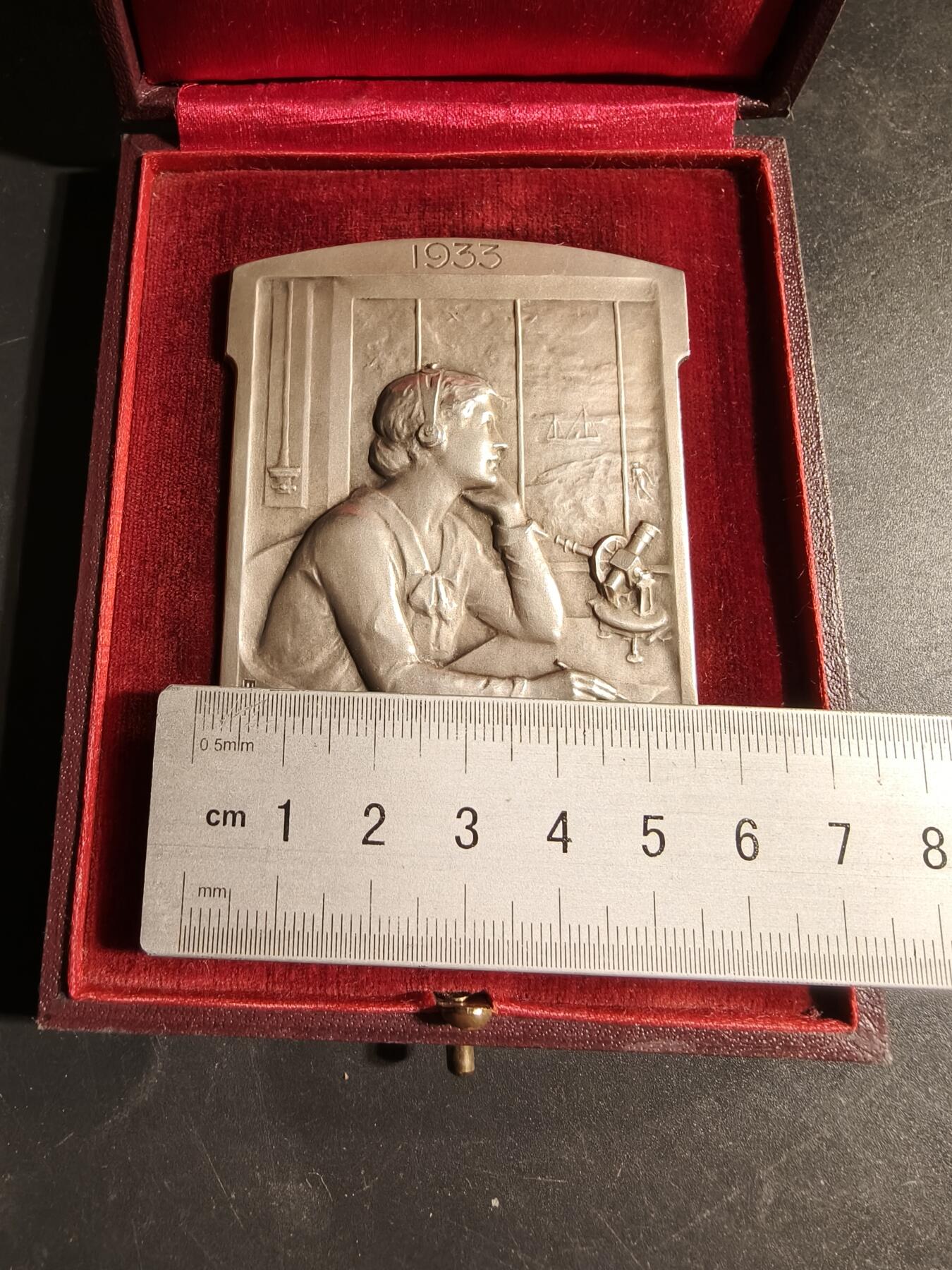 老王徽章第169期 法国气象局单面方形镀银大铜章     原盒     背面沾在了盒子里    尺寸56×79mm