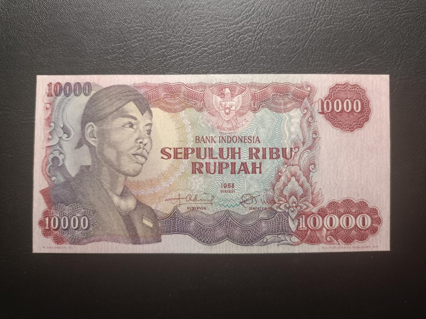 2025十二月第三期，总208期 印度尼西亚1968版10000卢比AUNC，民族英雄苏蒂尔曼和水坝，少见最高面值