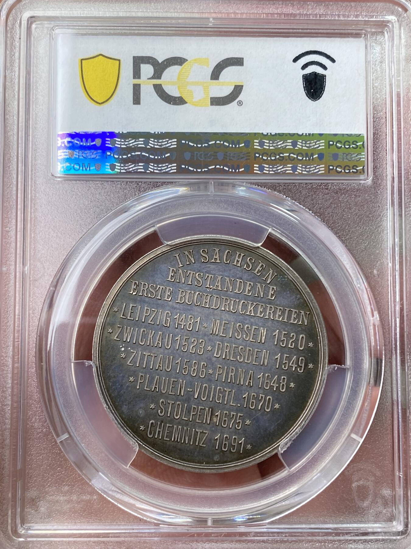 万国钱币拍卖第057期（万国冬季大拍） PCGS SP64  1900年德国银章 古腾堡诞辰500周年庆典纪念 唯一记录冠军分 精制浮雕镜面 五彩包浆 正面:1455年的古腾堡圣经，人类历史上第一部印刷版圣经。背面:第一家印刷厂在萨克森州成立，在更多城市成立分厂，1481-1691年。古腾堡是一位德国发明家和工匠，他发明的活字印刷机传遍了世界，并引发了一场信息革命，文学作品也空前地在欧洲大规模传播，对文艺复兴、宗教改革产生了深远的影响。