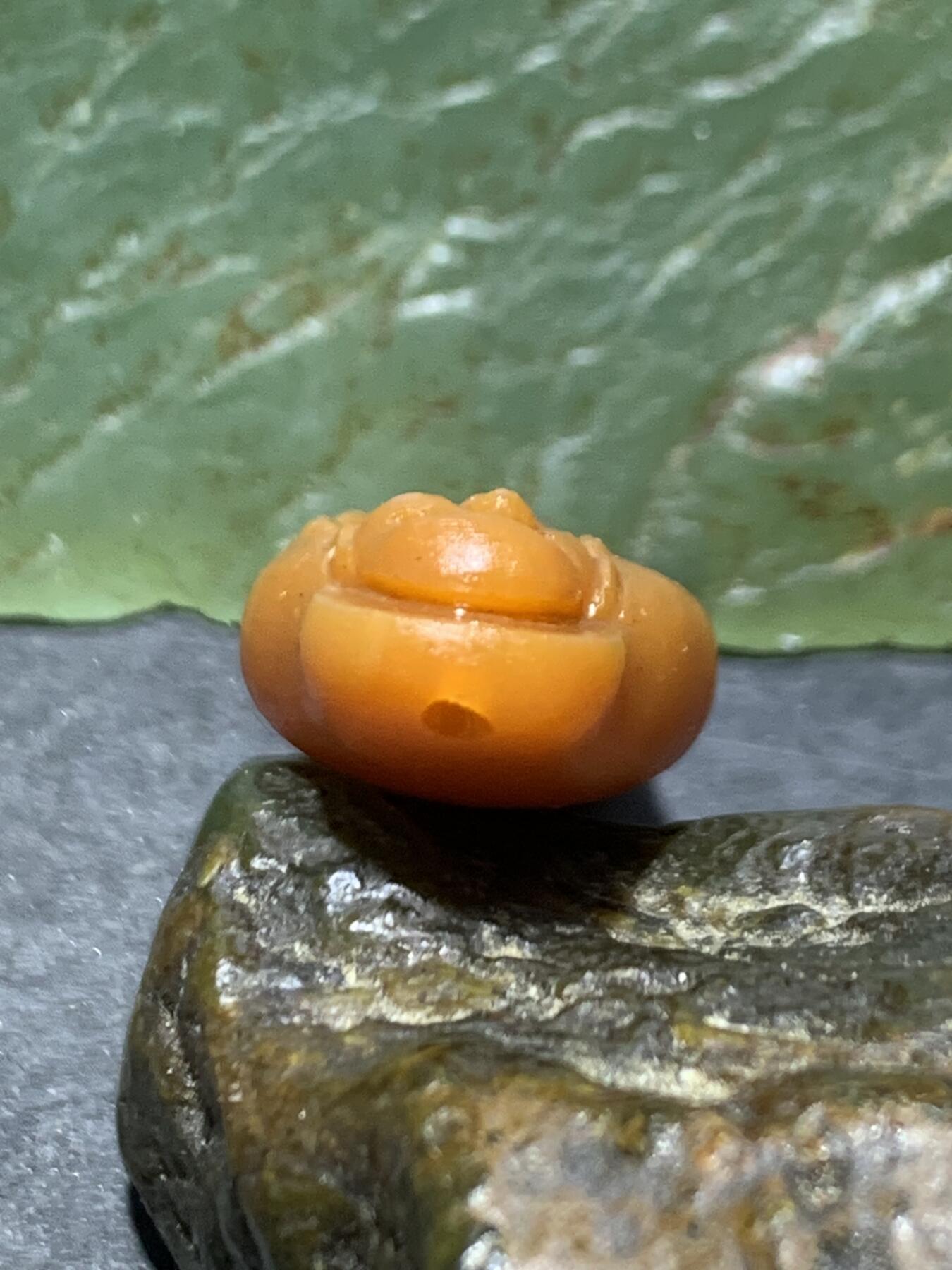 精美亚光冻料战国红玛瑙手工雕刻弥勒佛吊坠一颗！，