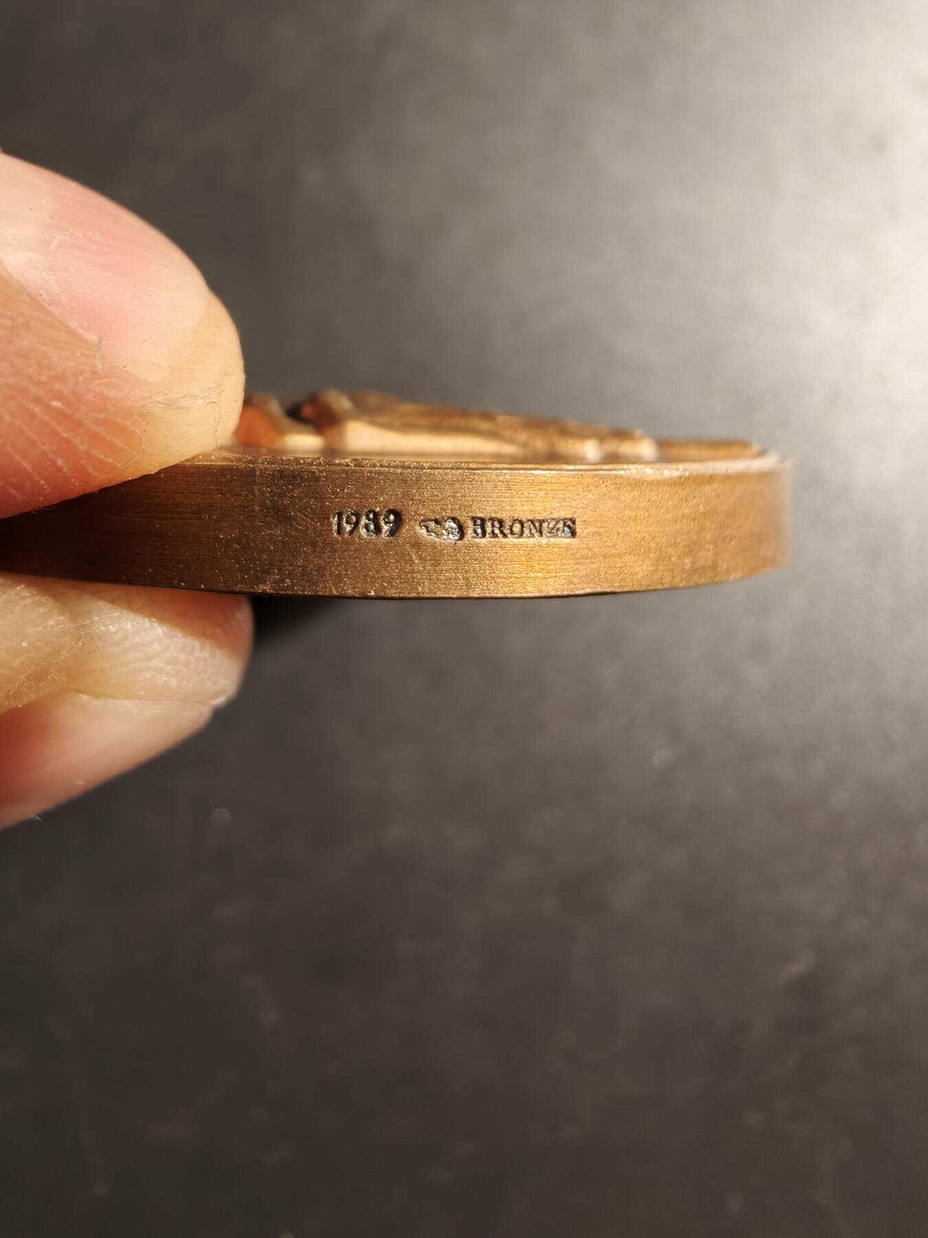 老王徽章第169期 法国荣誉军团勋章获得者互助协会50周年大铜章     高浮雕    直径50mm.    重量84.8g