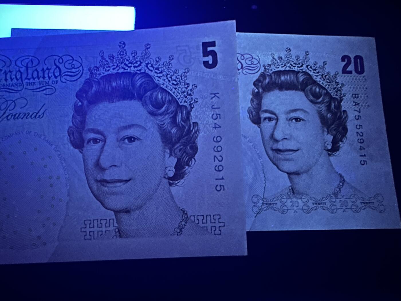 《外钞收藏家》第五百九十三期（精品场）（本平台长期征集拍品、欢迎藏友们联系合作） 英国E序列再版5 全新轻微潮和20镑UNC-