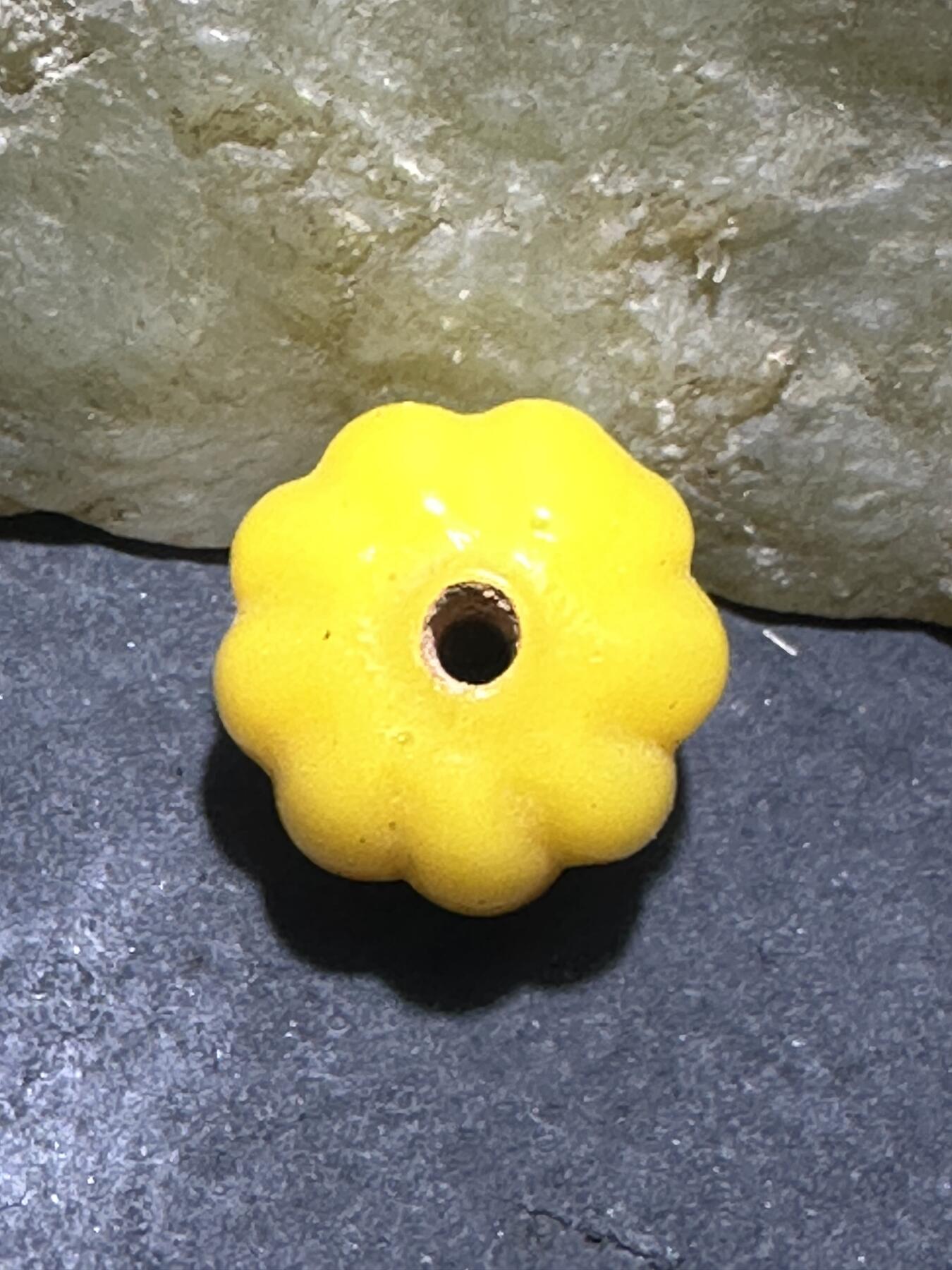 建国前后库存上等鸡油黄琉璃瓜珠一颗，