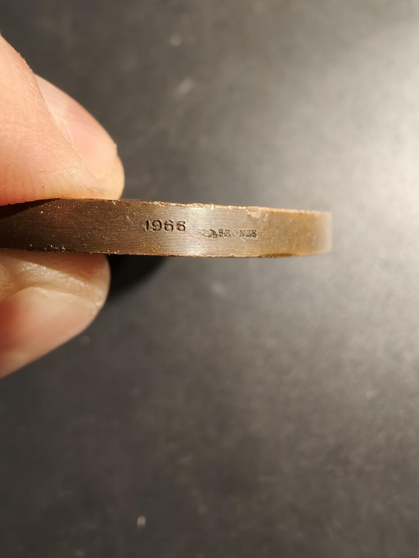 老王徽章第169期 法国1966年PHÉNIX-VIE保险公司竞赛大铜章    坐姿玛丽安娜    直径60mm.    重量90g