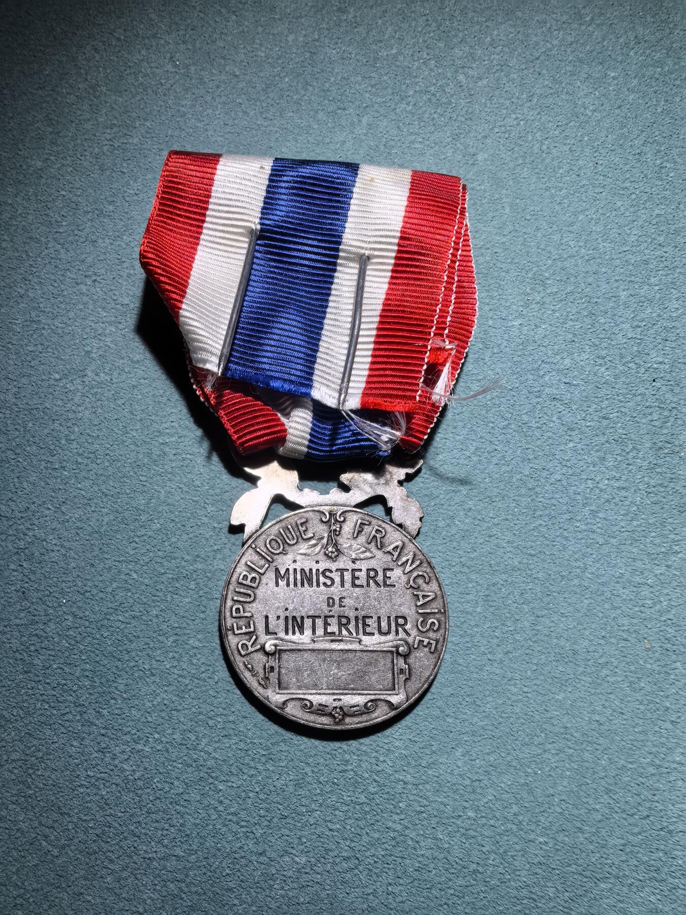 盛世勋华——号角文化勋章邮票专场拍卖第293期 法国警察服务奖章 授予工作20年的法国警察 ，925银带银标