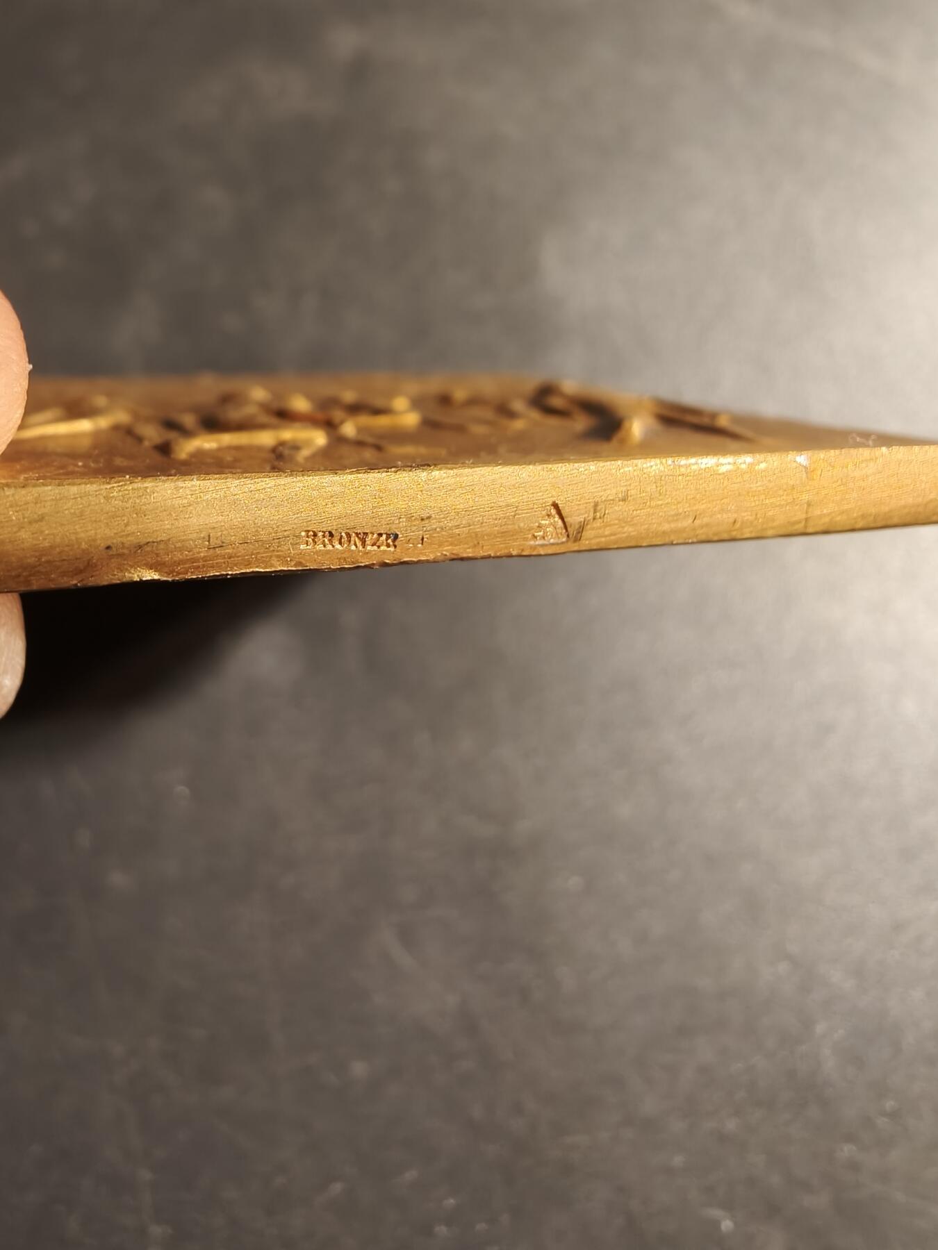 老王徽章第169期 法国足球与排球运动方形镀金大铜章     尺寸55×46mm.    重量68.4g