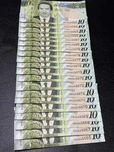 《外钞收藏家》第五百九十三期（精品场）（本平台长期征集拍品、欢迎藏友们联系合作） - 博茨瓦纳10元 20连号一起  全新