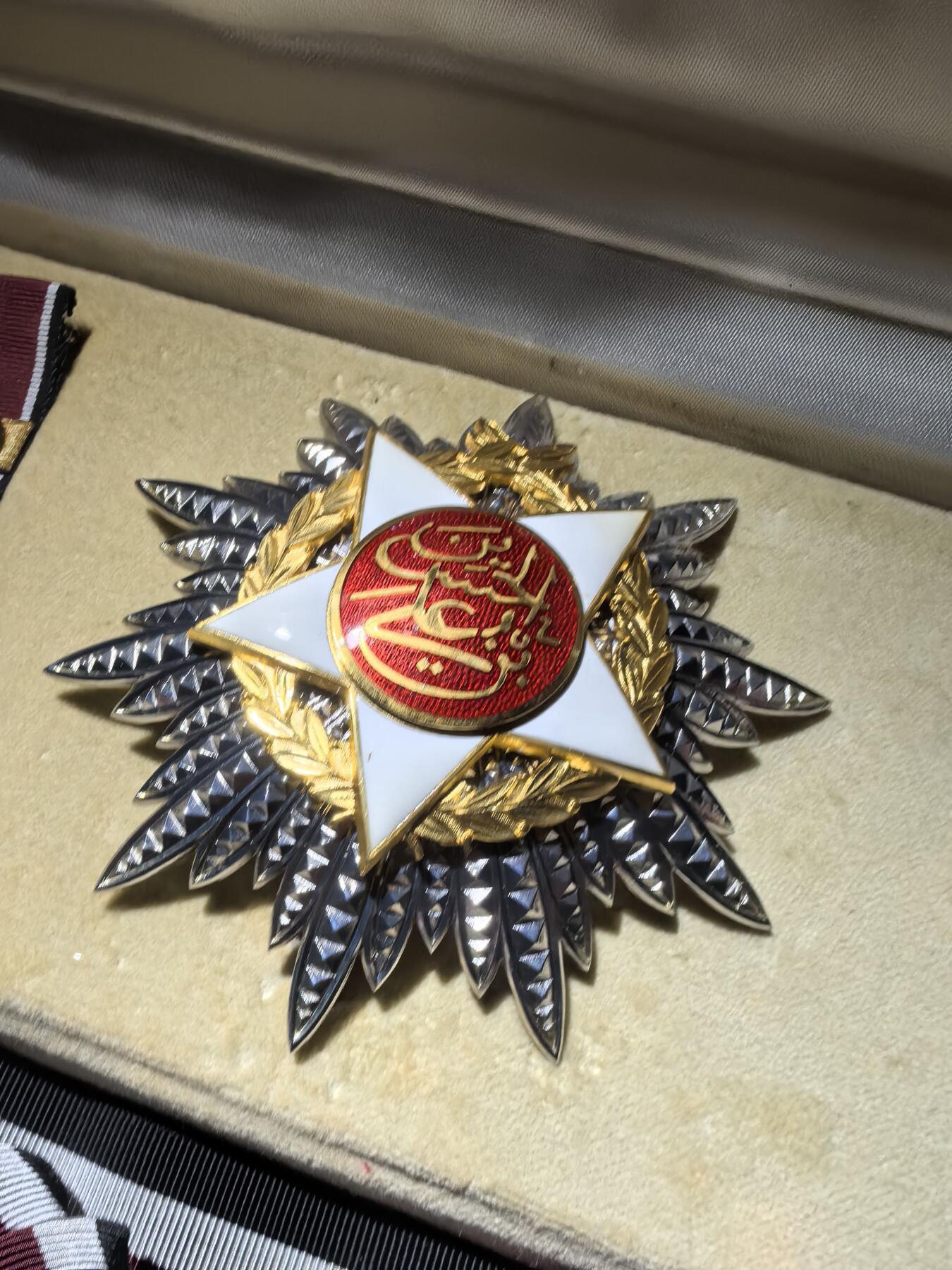 盛世勋华——号角文化勋章邮票专场拍卖第293期 约旦王国大十字级独立勋章 银制 带原盒 少见 带瑞士Huguenin厂标 eMedals类似售价950美元参见图11