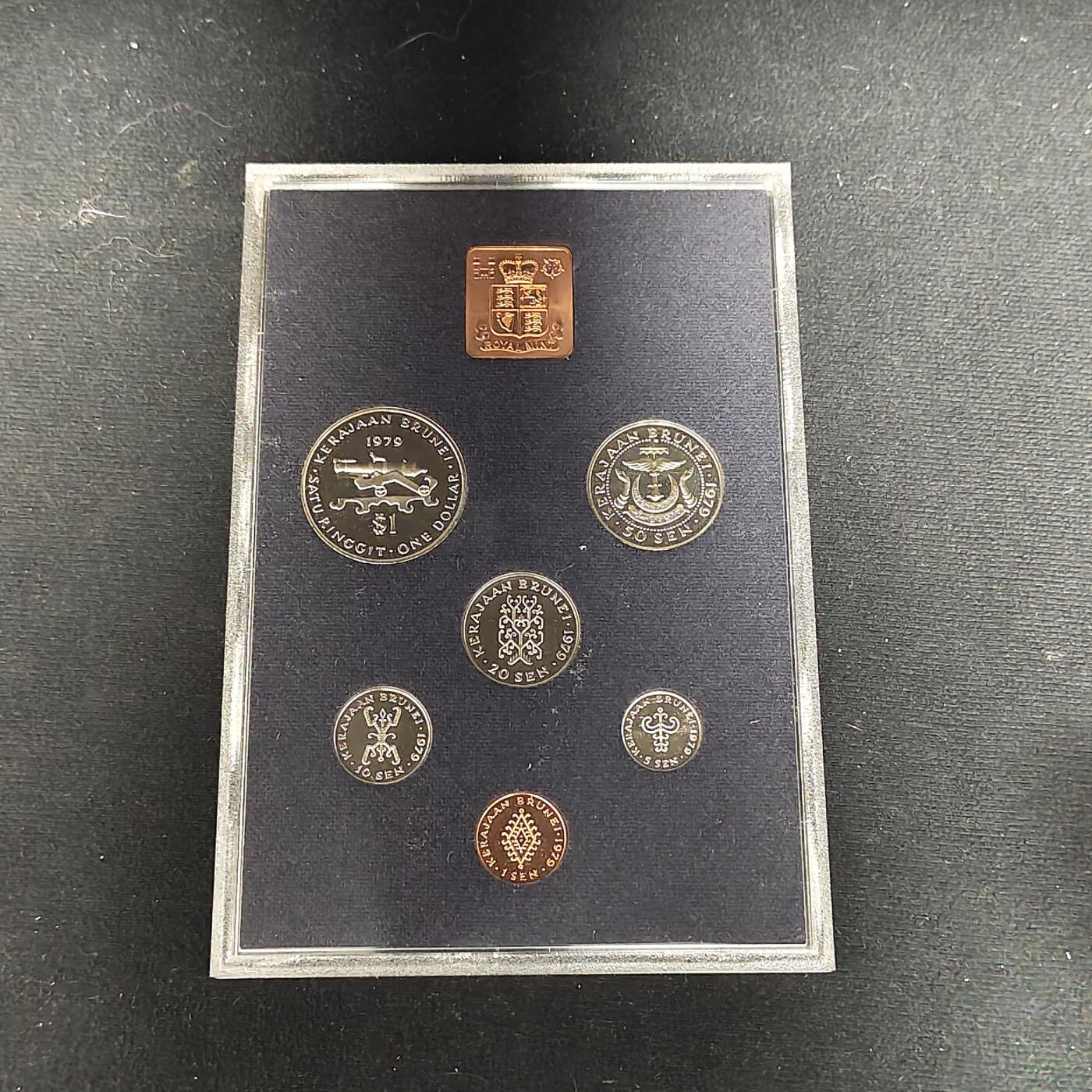 【全场包邮】纯粹捡漏拍485场（免费代拍第22场） 文莱1979年官方发行皇家厂经典信封装精制套币-盒证全-PS1