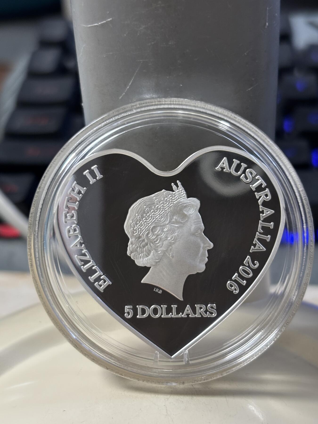 第184期拍卖 澳大利亚2016年真心相爱心形彩色精制纪念银币，999银银价431，31.135克，发行7500枚，盒子里没有内衬，没有外纸套，