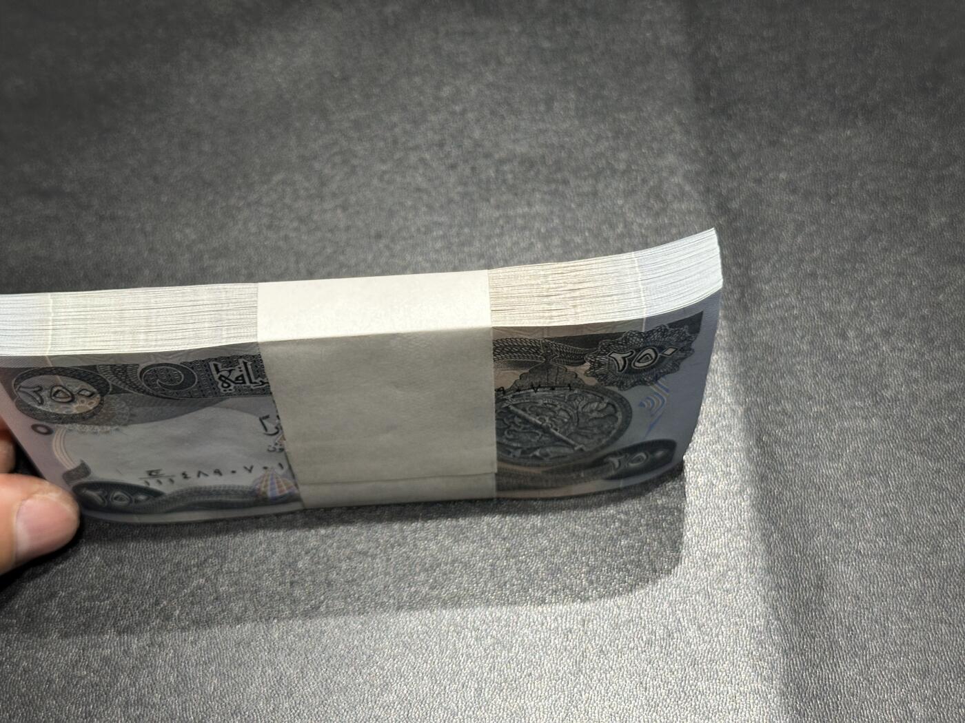 《外钞收藏家》第五百九十三期（精品场）（本平台长期征集拍品、欢迎藏友们联系合作） 伊拉克250第纳尔  标准100连号 全新UNC