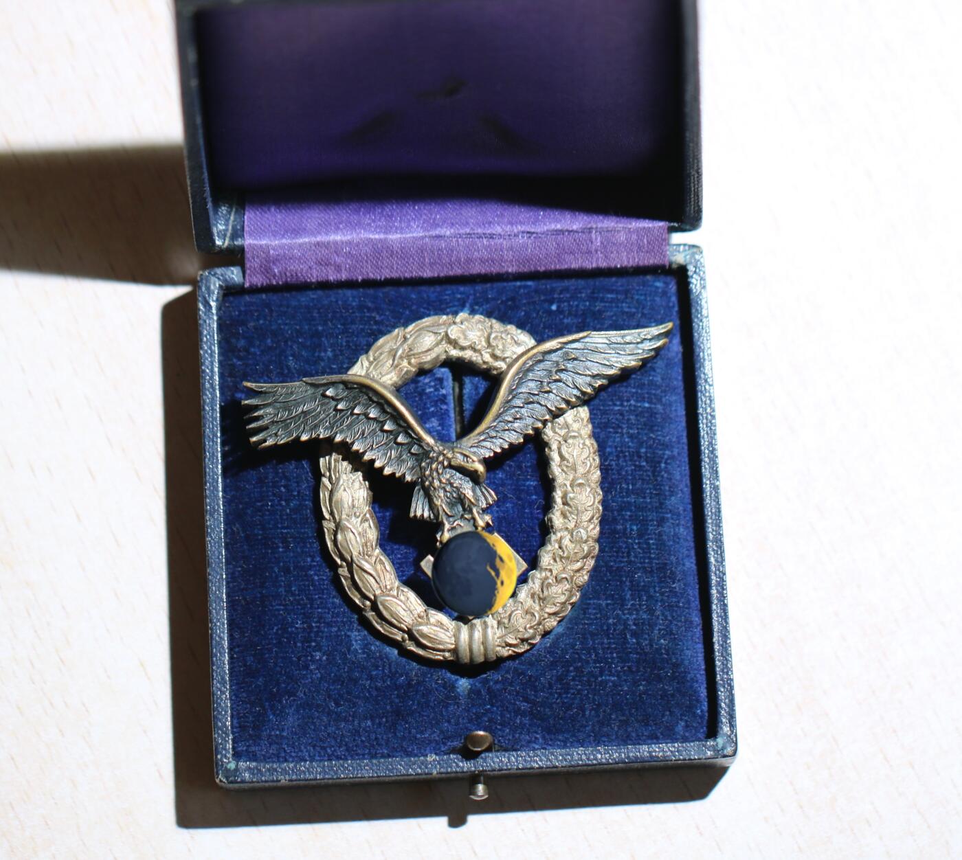 大猫徽章拍卖 第284期 德三空军飞行员证章，容克厂J2型，带原盒背面有标