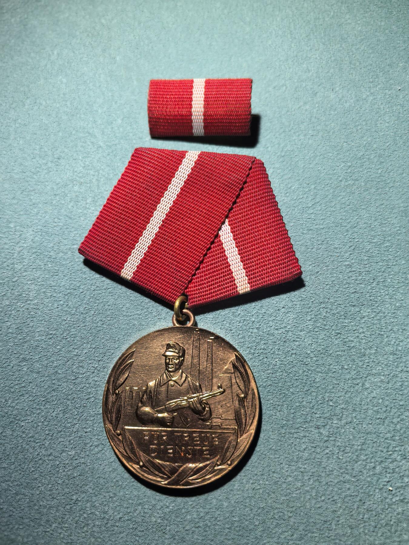 盛世勋华——号角文化勋章邮票专场拍卖第293期 东德铜级工人阶级战斗队忠诚服役奖章 原略