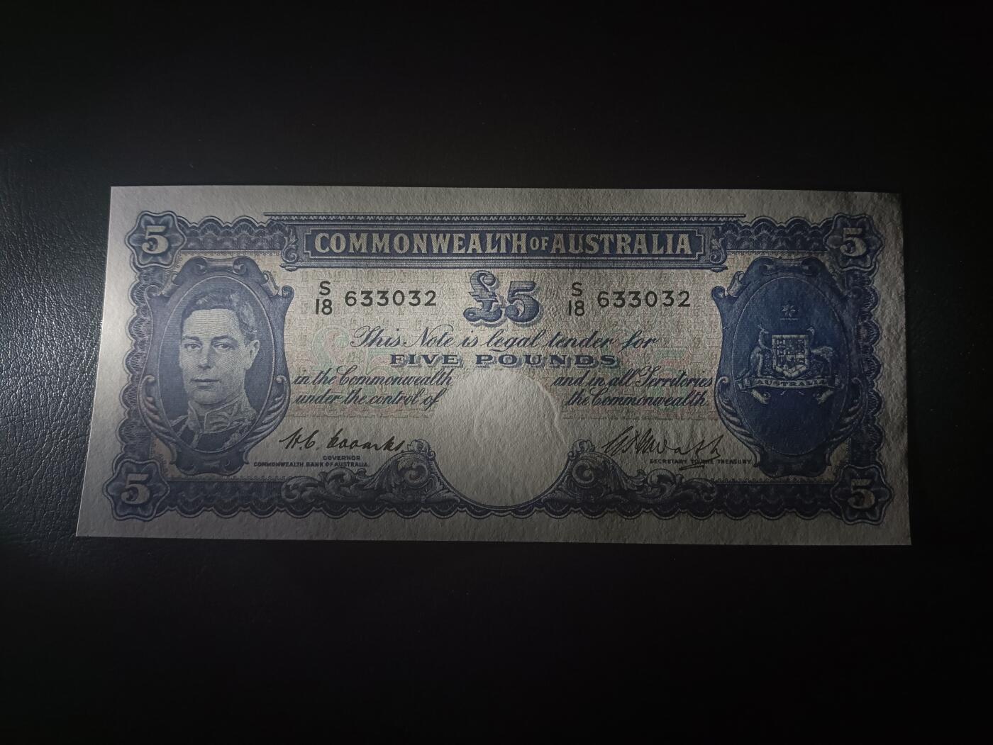 2025十二月第三期，总208期 澳大利亚1949年5镑UNC，稀有的“澳大利亚联邦”抬头品种，乔治六世国王和力工扛大包浮雕