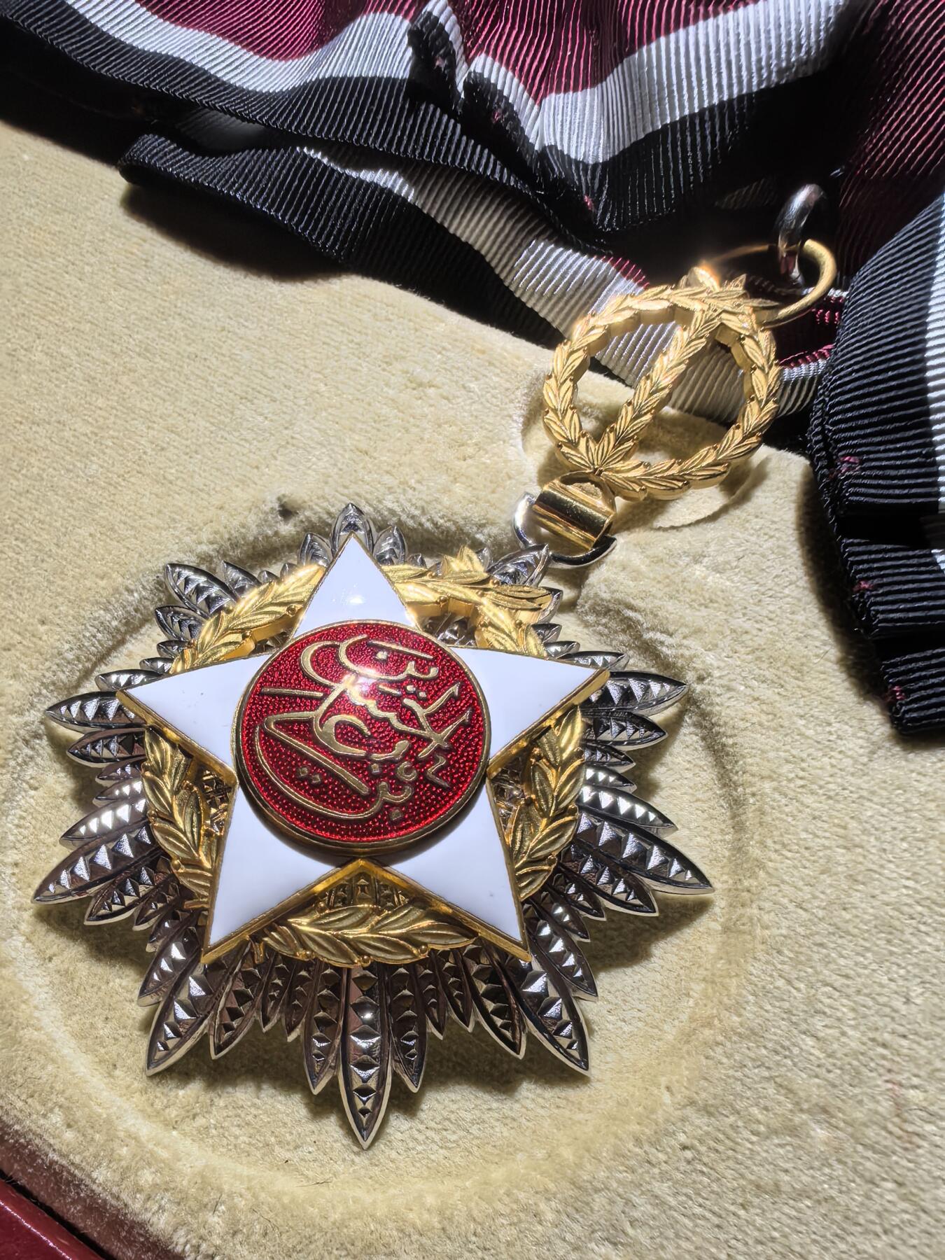 盛世勋华——号角文化勋章邮票专场拍卖第293期 约旦王国大十字级独立勋章 银制 带原盒 少见 带瑞士Huguenin厂标 eMedals类似售价950美元参见图11