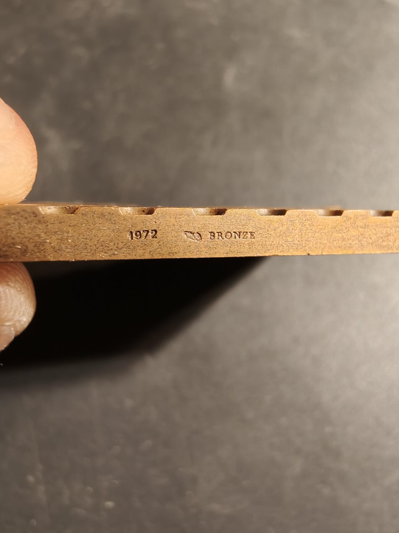 老王徽章第169期 法国集邮协会方形大铜章    尺寸60×40mm.    重量73.6g