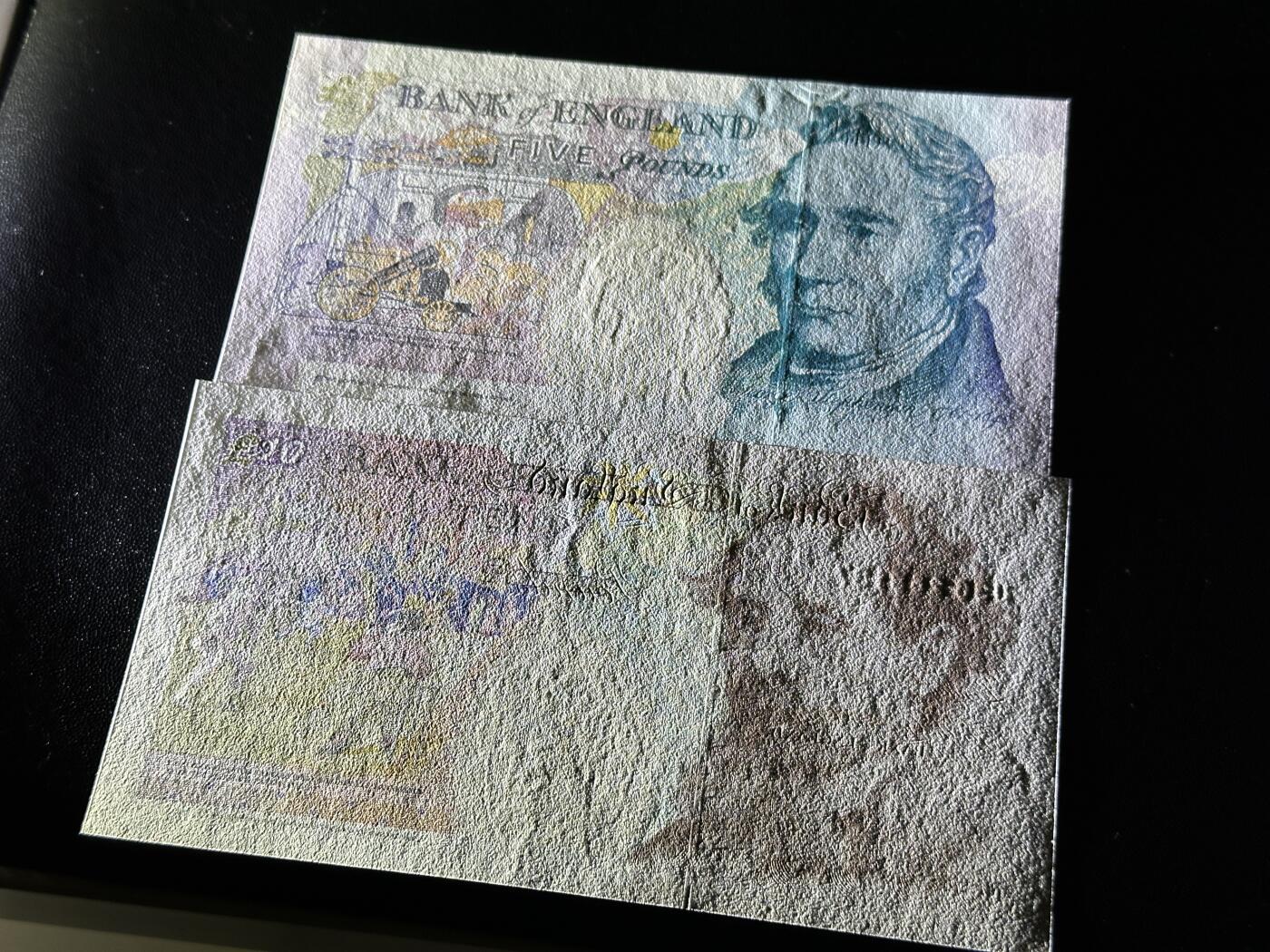 《外钞收藏家》第五百九十三期（精品场）（本平台长期征集拍品、欢迎藏友们联系合作） 英国E序列5和10镑 初版 两张一起 全新 轻微潮点